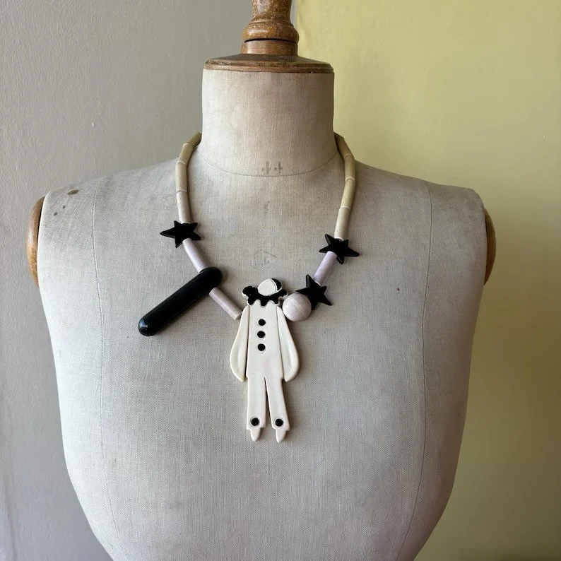 I spotted this necklace at the Malvern Flea before Christmas and knew it was a fun, interesting piece. It was only when I got home and researched it that I discovered it was a collectible necklace made of a substance called galalith!
Here&rsquo;s the