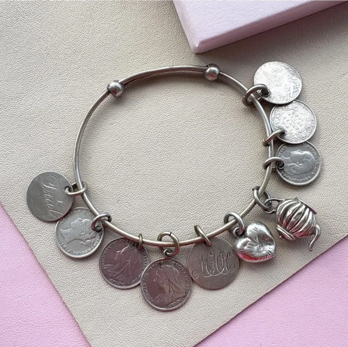 [SOLD] Minnie&rsquo;s love token bangle ❤️ I bought this bangle at the @sheptonflea because I have a charm bracelet myself and love the stories behind each charm. I knew this one was a old, and unusual. And then when I got home I discovered it was a 