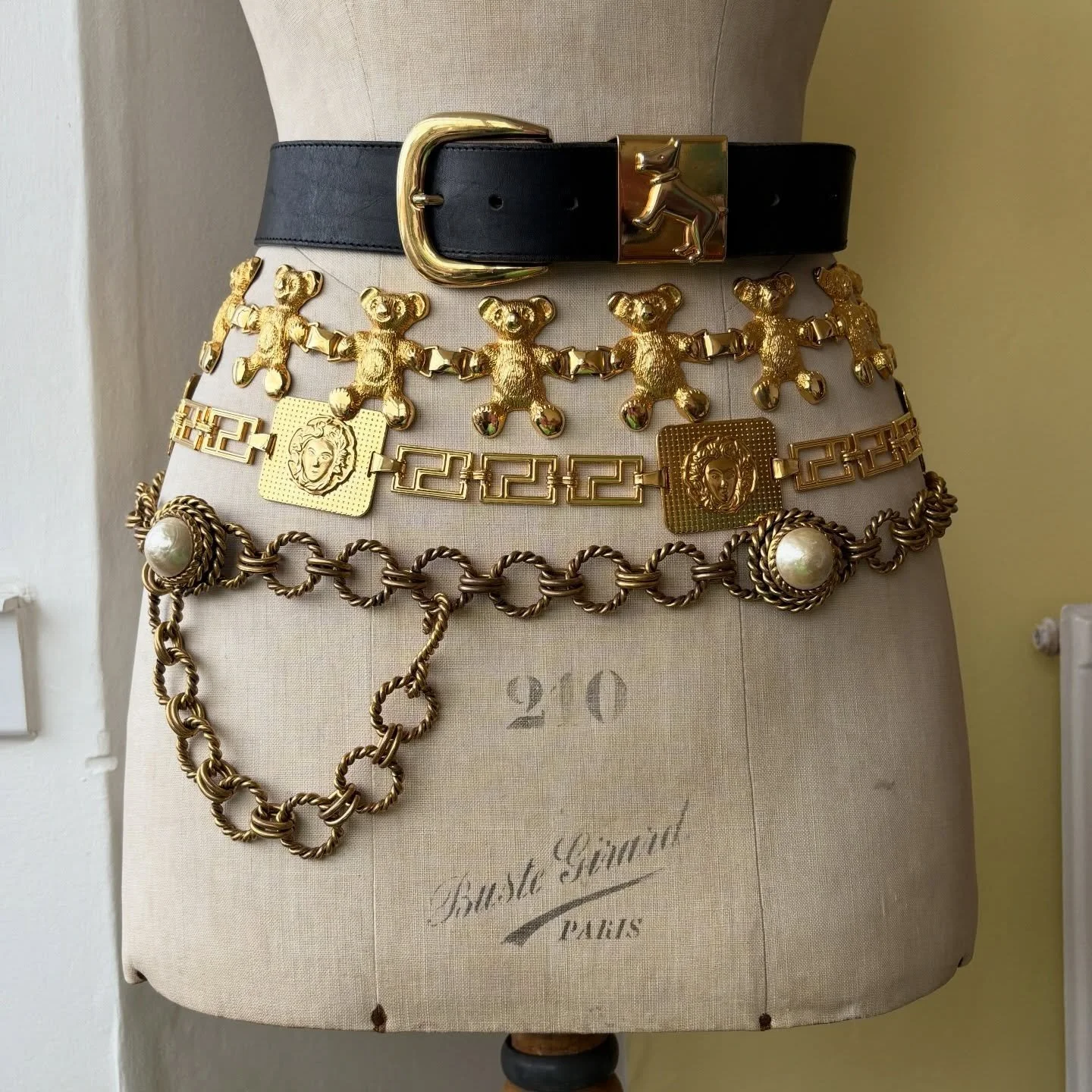 New vintage gems online now, link in bio ⭐️ A bright and beautiful 1970s book piece beaded flower necklace, stunning Escada chain belts, a chunky vintage Butler &amp; Wilson belt, super duper long pink pearls and a couple of statement omega chains 💪