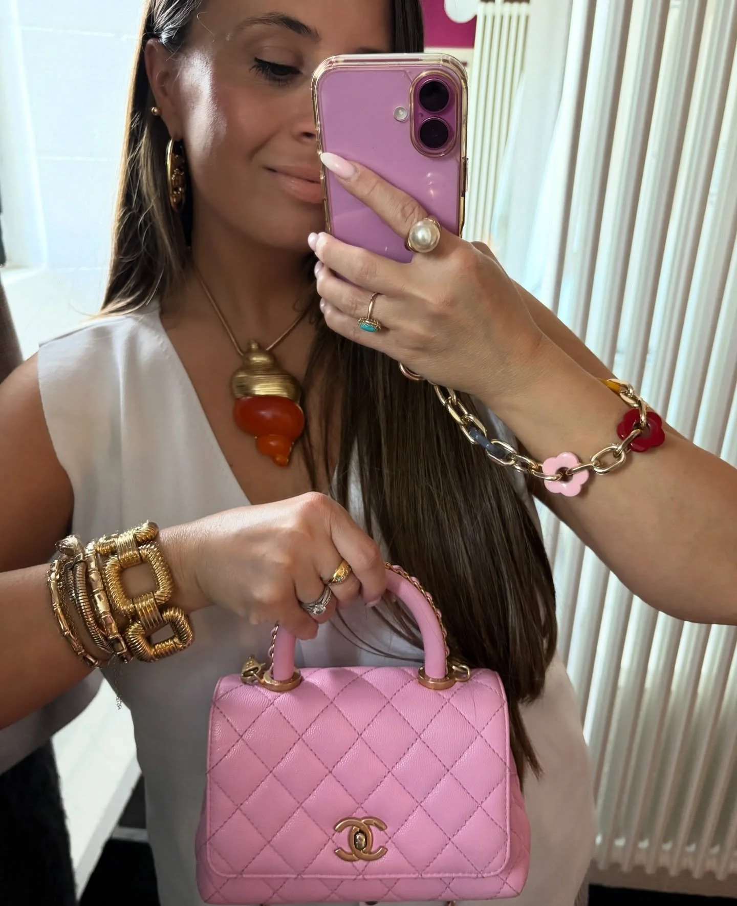 When in France, wear your French treasures 🇫🇷⚜️
.
.
#louisvuitton 
Dior shell neklace 
Louis Vuitton earrings 
Vintage jewellery
Vintage Dior necklace 
Ciner bracelet 
Snake bangle 
Pink Chanel bag