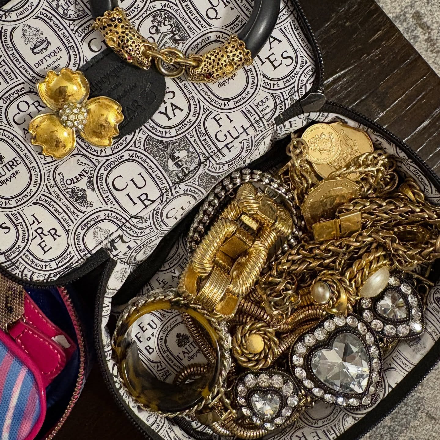 Bijoux in France: one. 
I&rsquo;ve been taking photos of jewellery while I&rsquo;m here when it looks pretty 🥰 Here&rsquo;s one of the cases of my own vintage jewellery I brought with me on holiday, mostly statement bracelets in this one 😇
.
.
My j