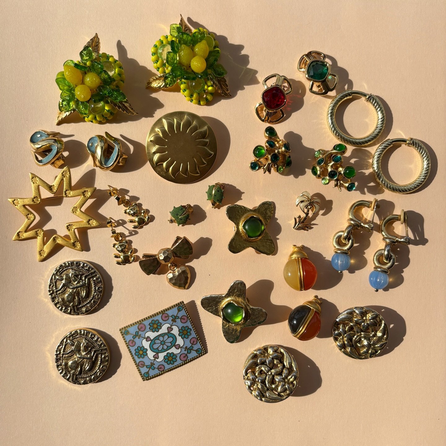 I was obviously in the mood to buy luxe statement gold jewels in France 🤩 There are a lot of signed French designer vintage pieces coming up for grabs including Nina Ricci, Lanc&ocirc;me, Soleiado, Chantal Audias, Auriēge, AGATHA Paris, Orena Paris 