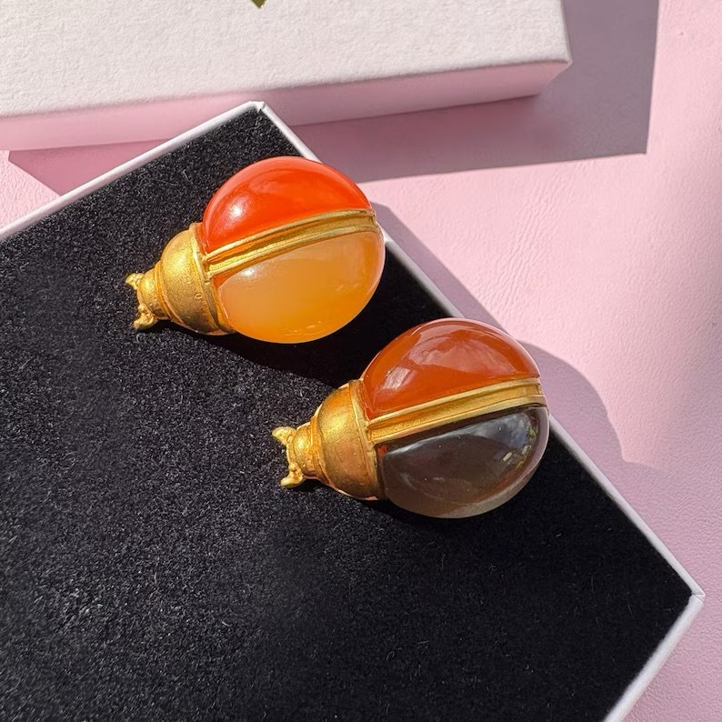These stunning rare vintage Nina Ricci ladybird earrings are now online and they are so fabulous! With thick matte gold plating and jelly belly style bodies, they&rsquo;re a definite statement piece 🐞
.
French designer jewelry
Vintage Nina Ricci ear