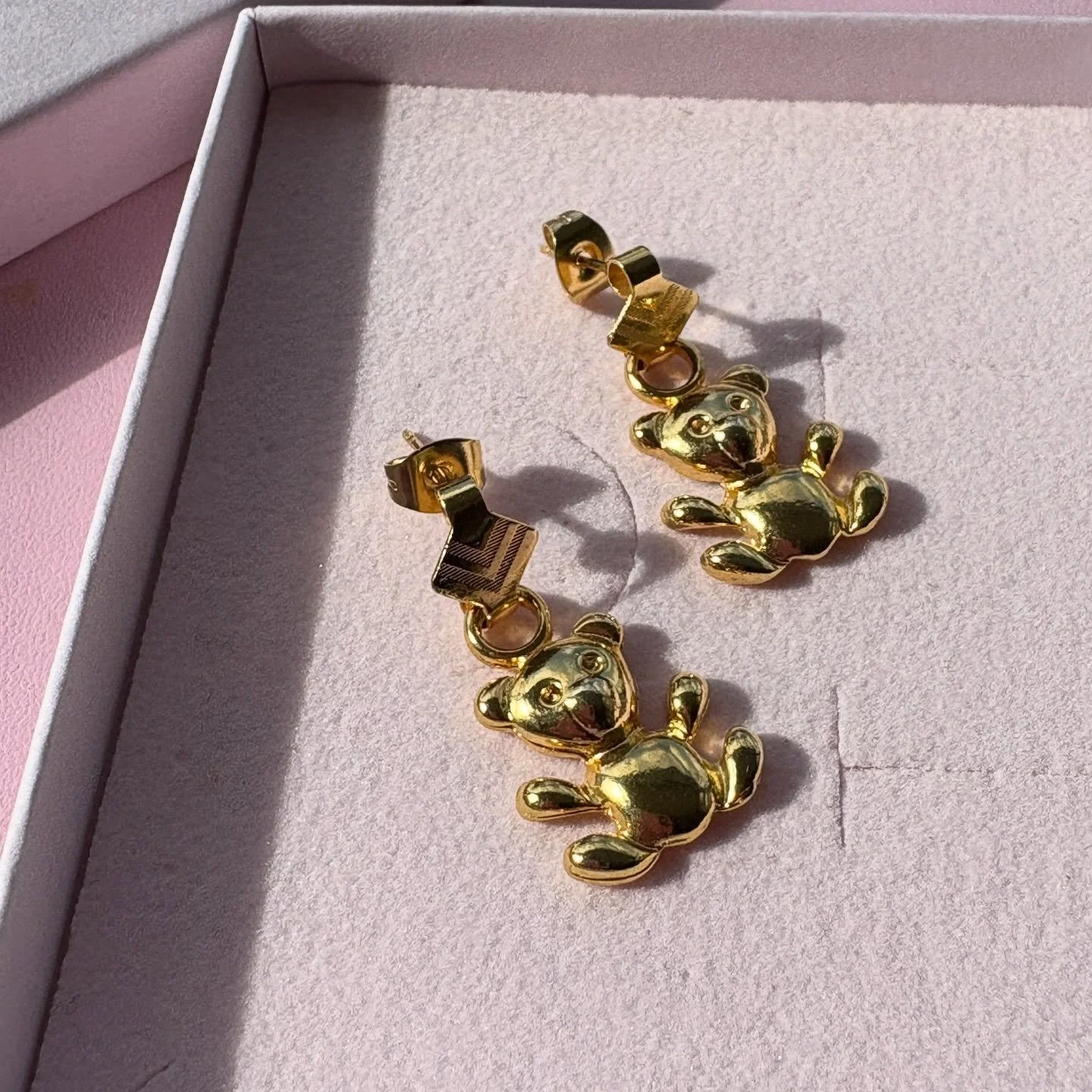 Cuteness overload 😍😍😍😍 Super shiny gold plated, vintage 1990s French teddy bear stud earrings - online now. Phew, that was a mouthful!! 😍🧸
