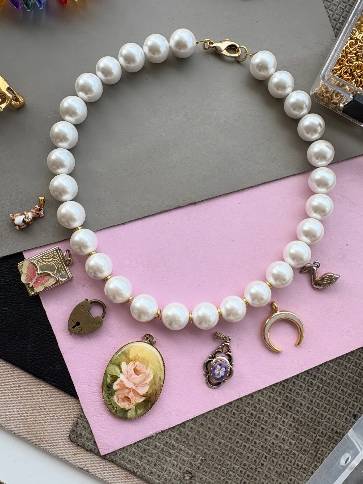 Happy snaps of yesterday&rsquo;s creative charm necklace chaos 😅 I love collecting vintage charms and trinkets and putting them together with other treasures 🥰