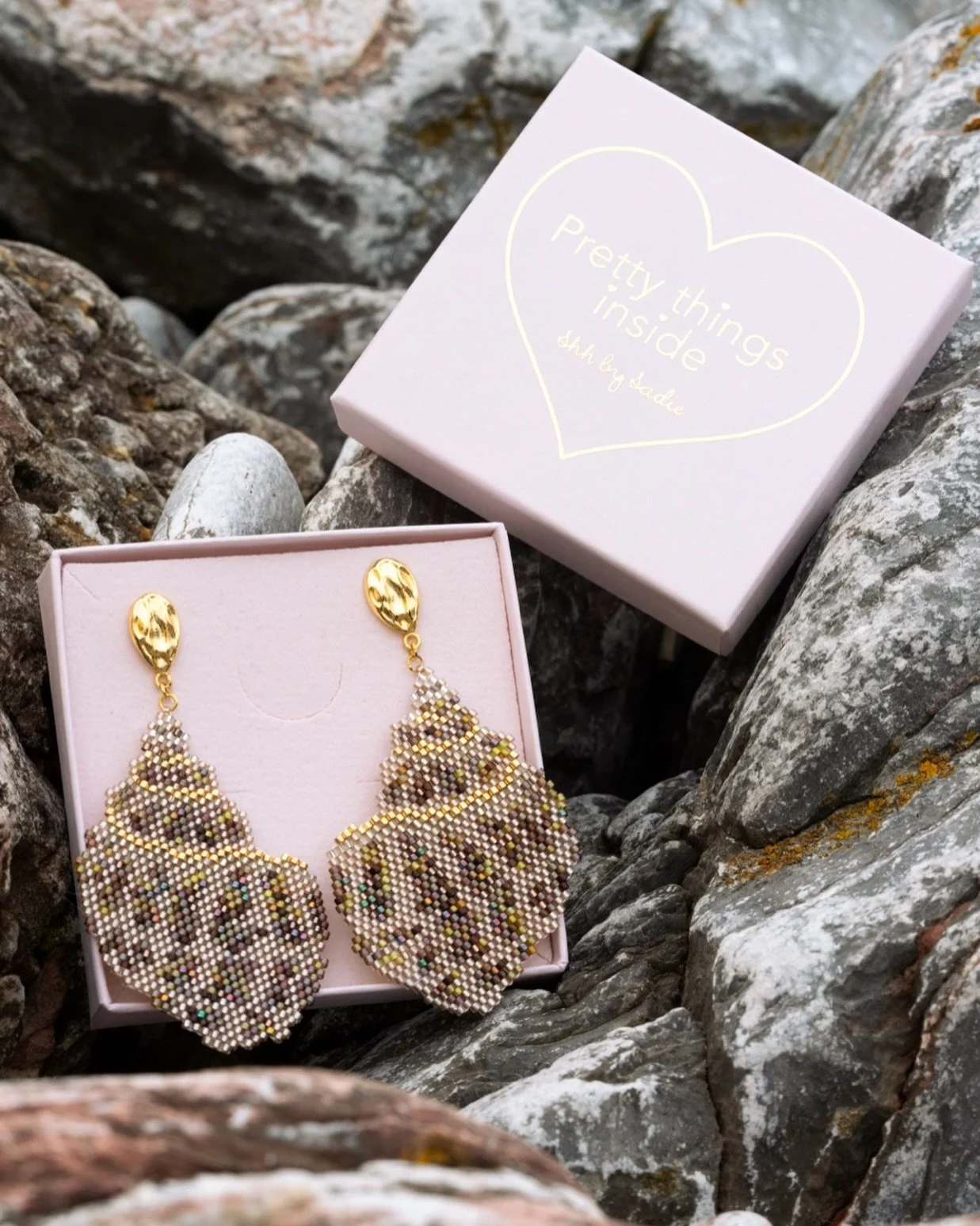 It&rsquo;s statement shell earring season 🐚🌊 Hand beaded with the teeniest tiniest seed beads, these oversized shell earrings are lightweight to wear and the colours go with practically everything 👌

Photo credit: 

@eelliott_photography
@griff.ta