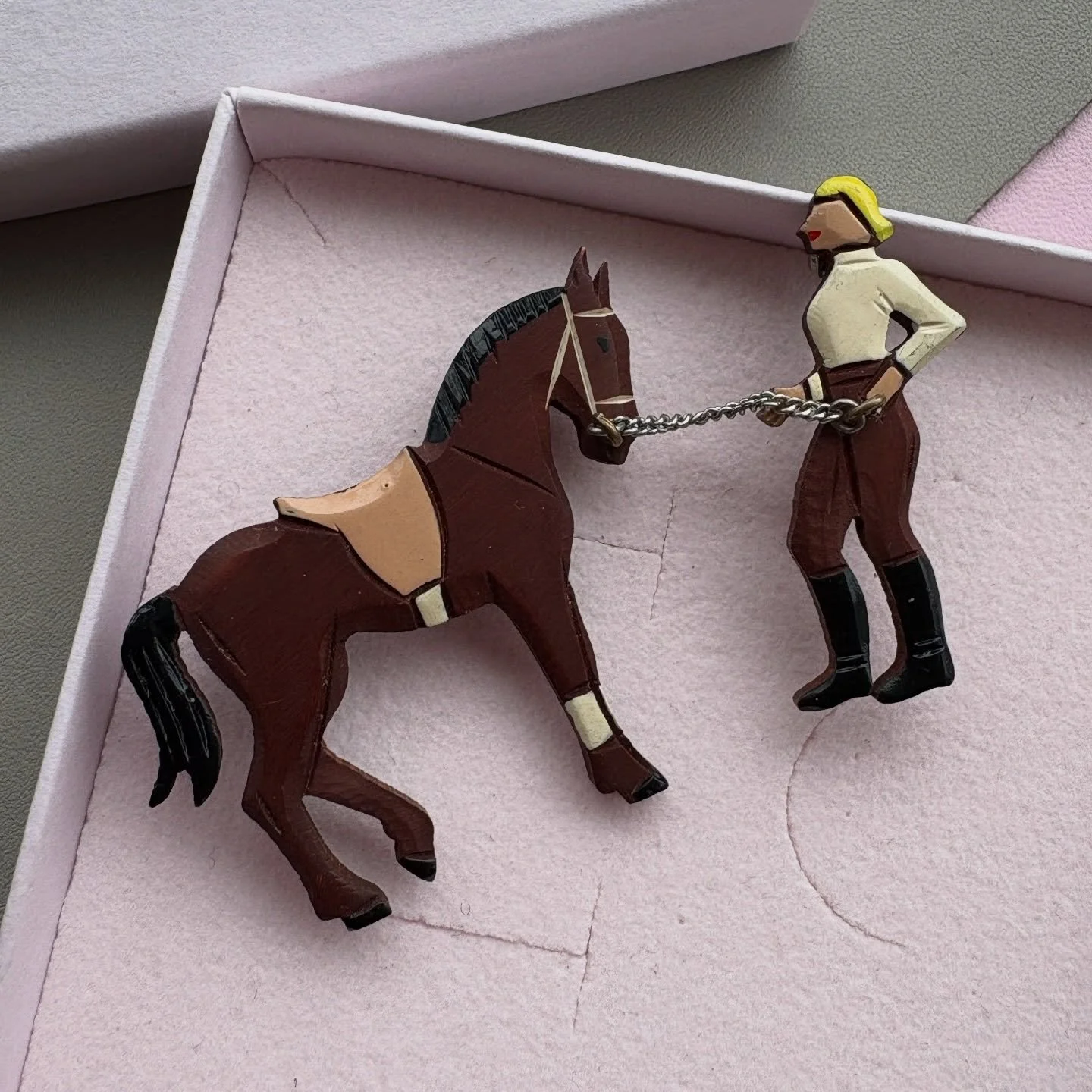 [SOLD] Sold, but special, so I wanted to share it 🐴 A lovely, intricate little duet brooch, circa 1930-1940s, featuring a horse and a horse rider. Super cute and very unique 🥰🐎
