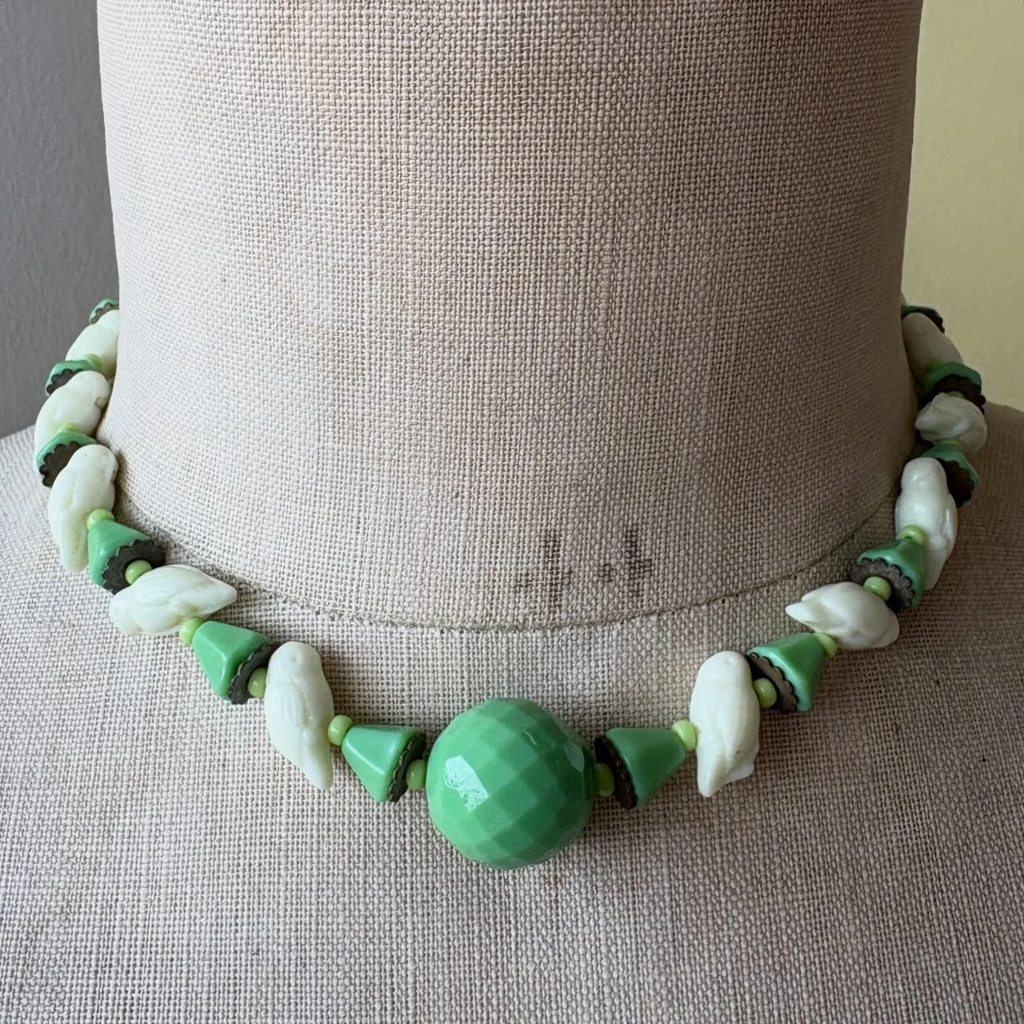 One of the loveliest pieces I&rsquo;ve found this year 😍🥰 An Art Deco glowing uranium custard glass bird necklace, she is just soooo sweet and in immaculate condition 😍 She&rsquo;s looking for a lovely new home now 🥰🐦
.
.
#uraniumglass #neiger #
