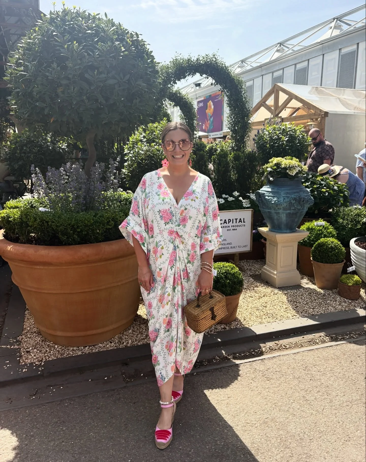A fabulous (and hot hot hot!!) day at the Chelsea Flower Show with @mirna_mirnitta 🌸🌷 I made my dress as a last minute resort the day before because the forecast was scorchio and I wanted something cool and comfortable - and it was PERFECT! Fabric 