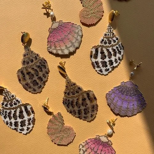 Shell earrings - pick a fave 😍 All handmade with love and ready for your summer adventures 🐚🌊
.
.
#shelljewelry #shellearrings #welshdesigner #craftfestivalboveytracey #craftfestival
