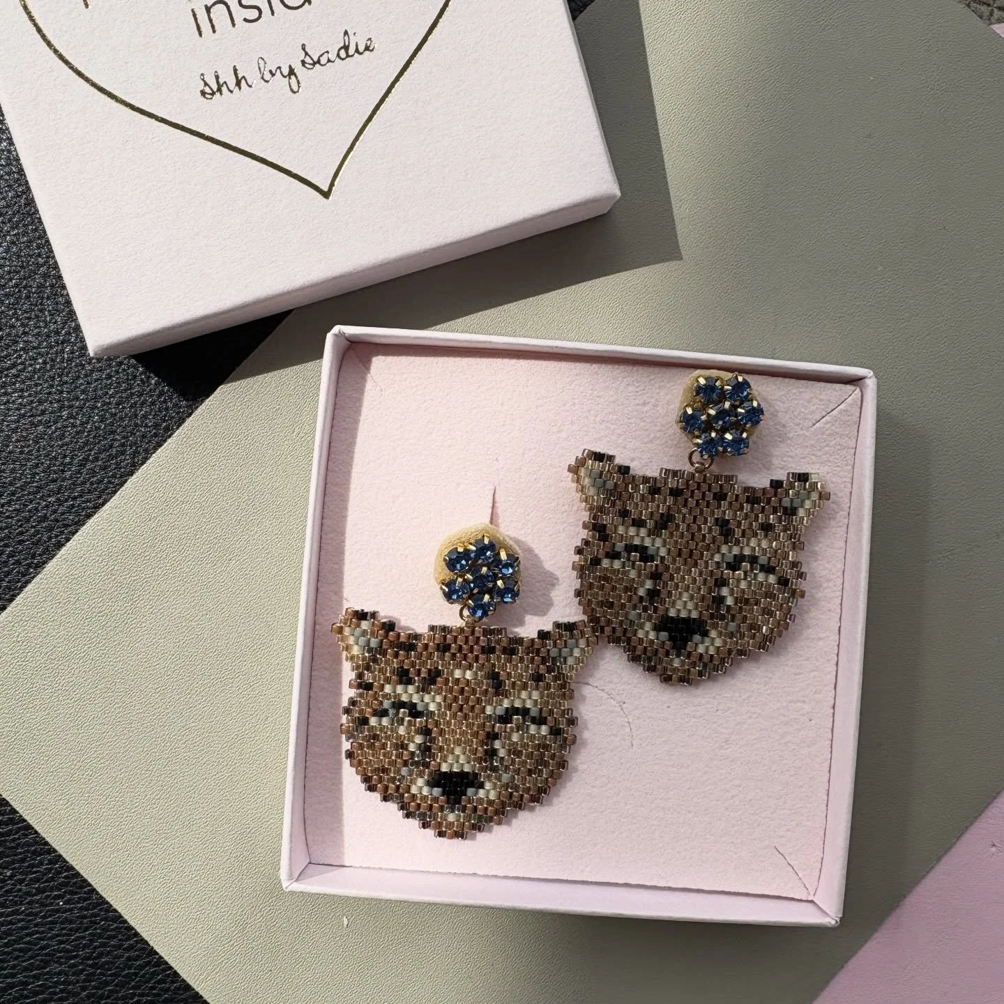 Hand beaded Cheetah earrings with custom blue crystal flowers heading overseas today 😍🐆
#craftfestivalboveytracey #boveytraceycontemporarycraftfair #leopardprinteverything #leopardprintismyfavoritecolor