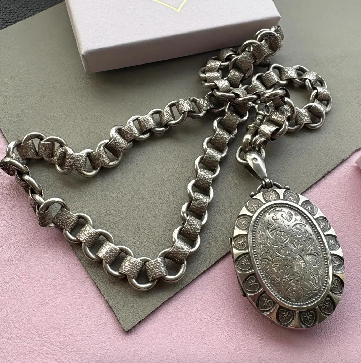 [SOLD] This stunning sterling silver antique Victorian book chain necklace and locket is headed to its new home in Hong Kong ✈️ Yes, I did almost keep it for myself!!!😅
.
.
#bookchain #bookchainnecklace #victorianbookchain #bookchainlocket #antiqueb