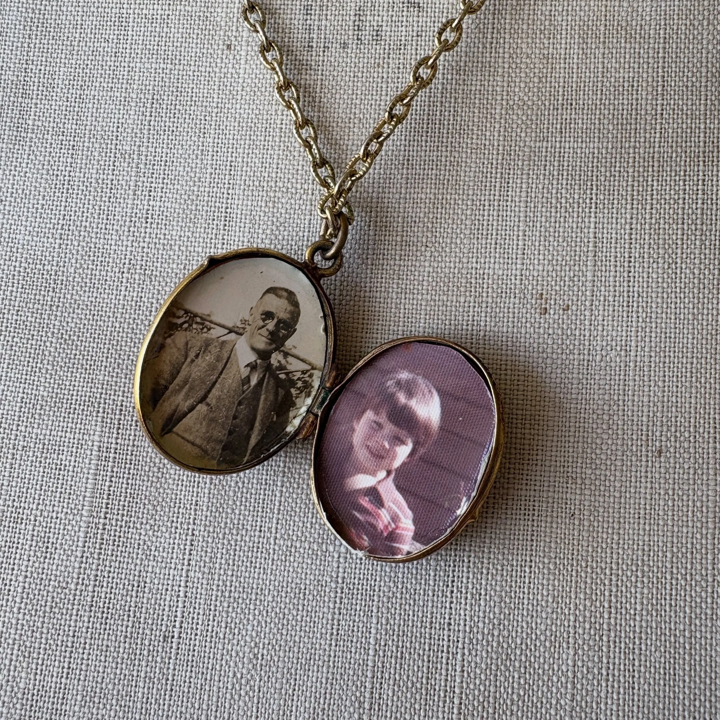 [SOLD] This lovely Victorian banded agate locket has found its new home 🥰 I left the photos inside so that the new owner can choose what to do with them 😊
.
.
#antiquelocket #victorianlocket #locketwithphotos Victorian locket