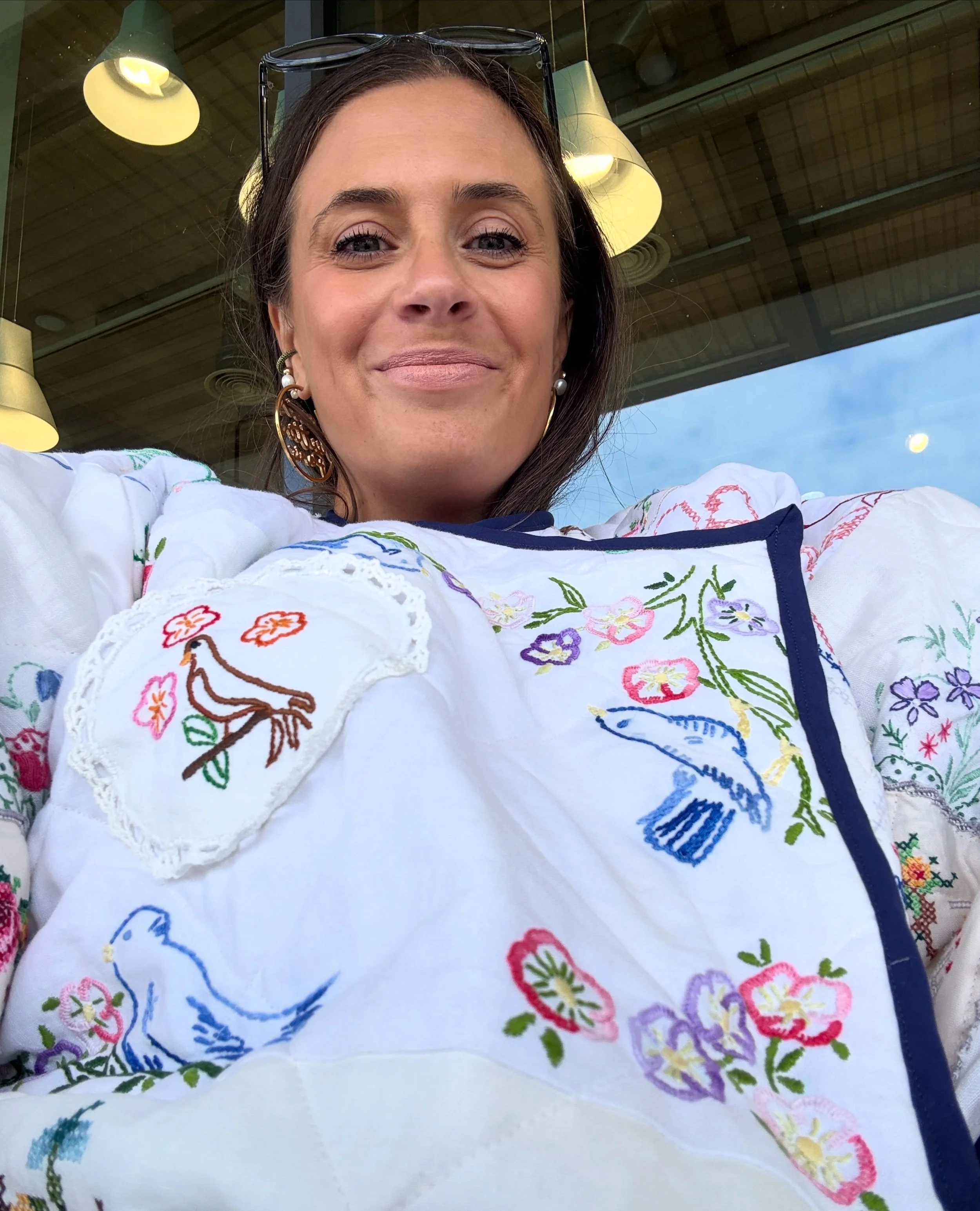 This and that 🪡🌸 It was finally cool enough for me to wear the jacket I made from doilies on one side and patchwork scraps on the other side at my classes with @makefabricboutique 
It&rsquo;s reversible and from a zero waste sewing book by @birgitt