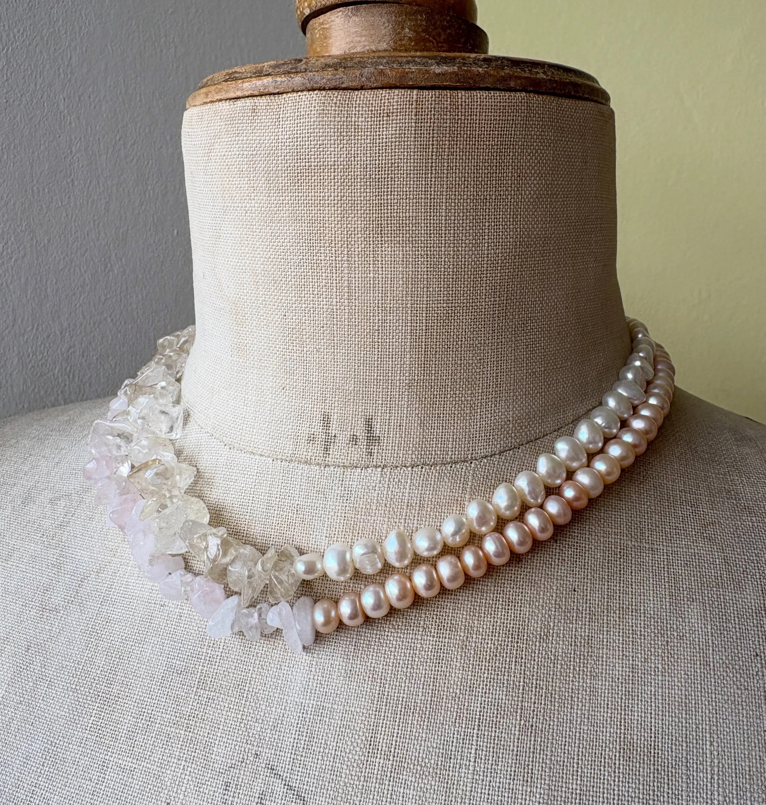 Two bespoke freshwater pearl and quartz chip necklaces headed out today. Rose quartz with peachy pink pearls, and crystal quartz with white pearls. With sterling silver clasps and extender chains 👌