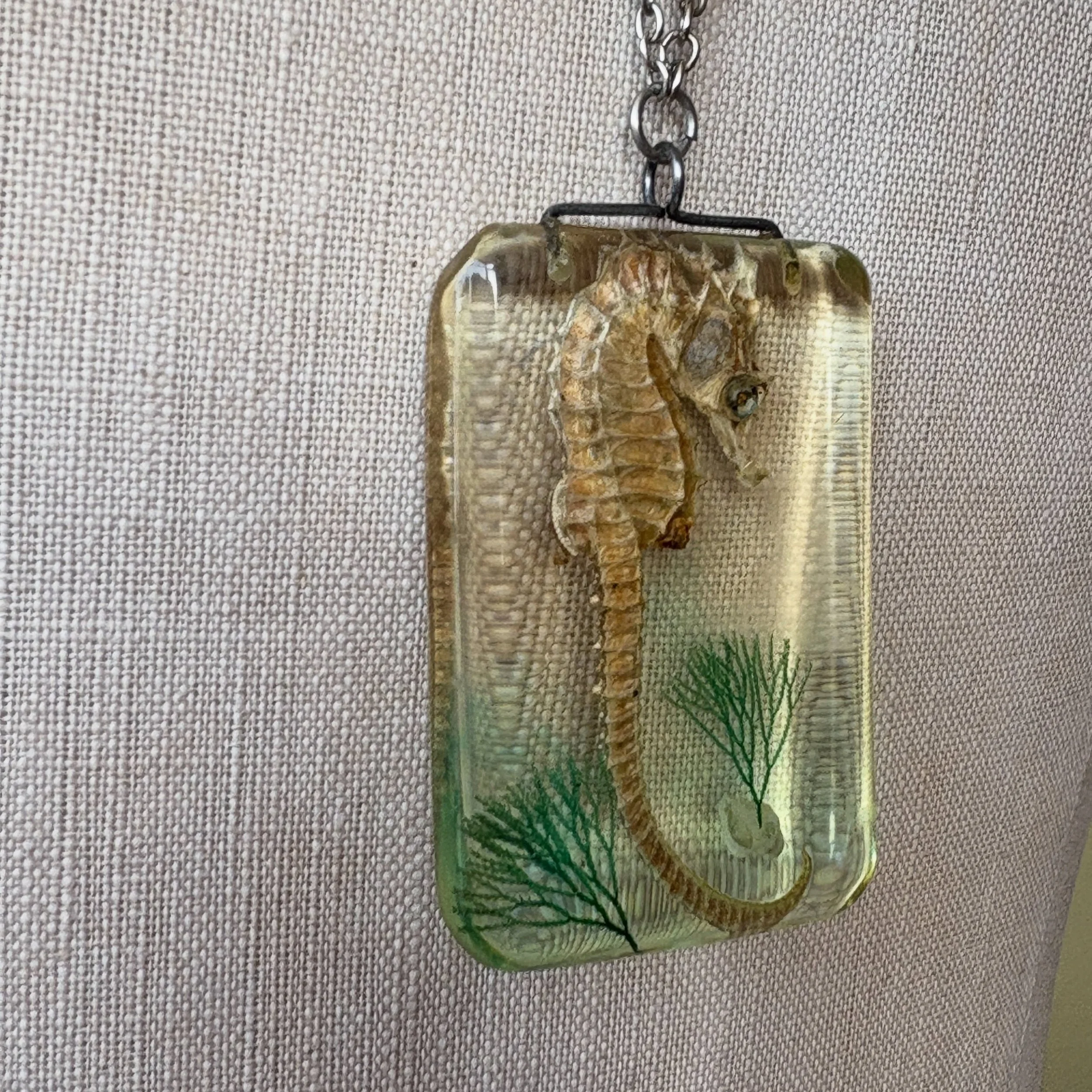 [ALL SOLD] Well, 1970s resin seahorse pendants have been unexpectedly popular this summer 🧜🏽&zwj;♀️💦 Two of them were bought in France, the latest one I found at the Shepton Flea yesterday and it has already found its new home 🥰