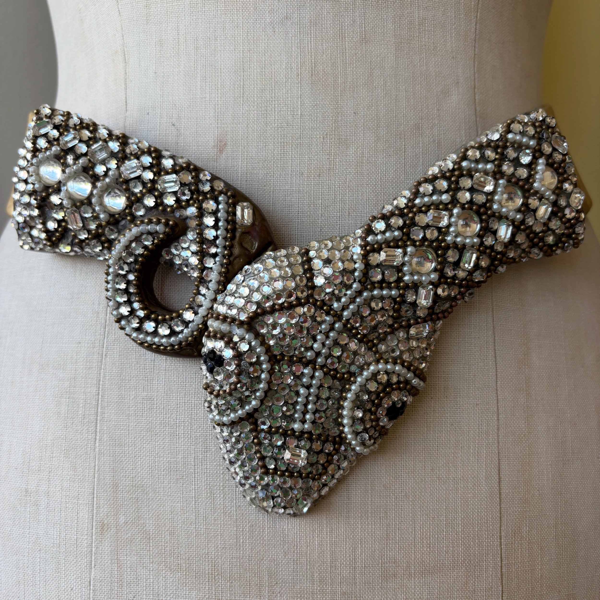 SUPER STUNNING 80s crystal snake belt ✨ Now online!

I had a white leather version of this belt a few months ago, and this time it&rsquo;s the gorgeous gold version 🤩 A fabulous statement vintage belt designed in the 1980s to wrap around the waist a
