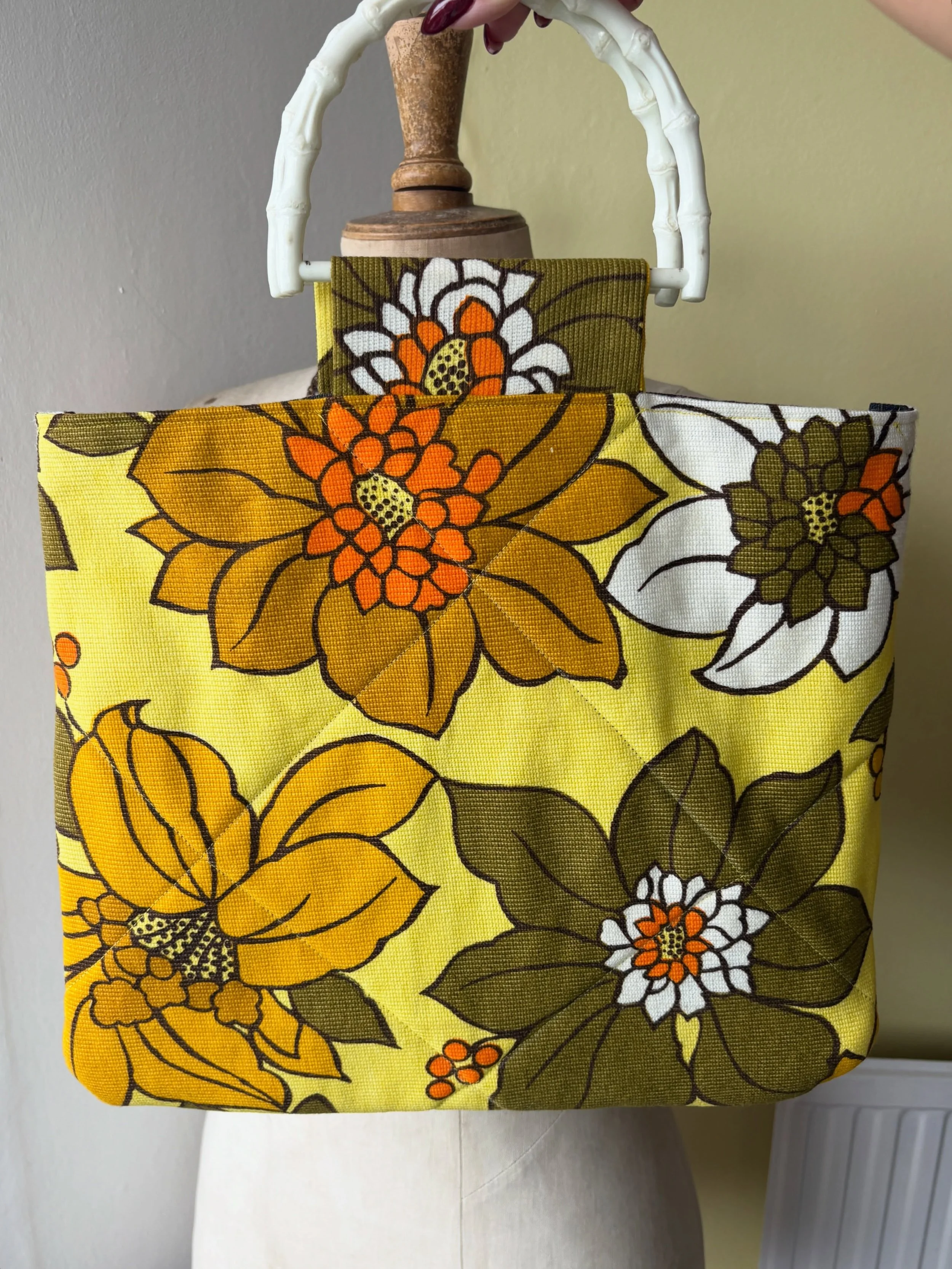 [SOLD] I made this quilted shopping bag from beautiful bright vintage floral fabric and vintage faux bamboo handles. It has found its lovely new home and I hope to make some more one of a kind bags over the autumn months 🥰