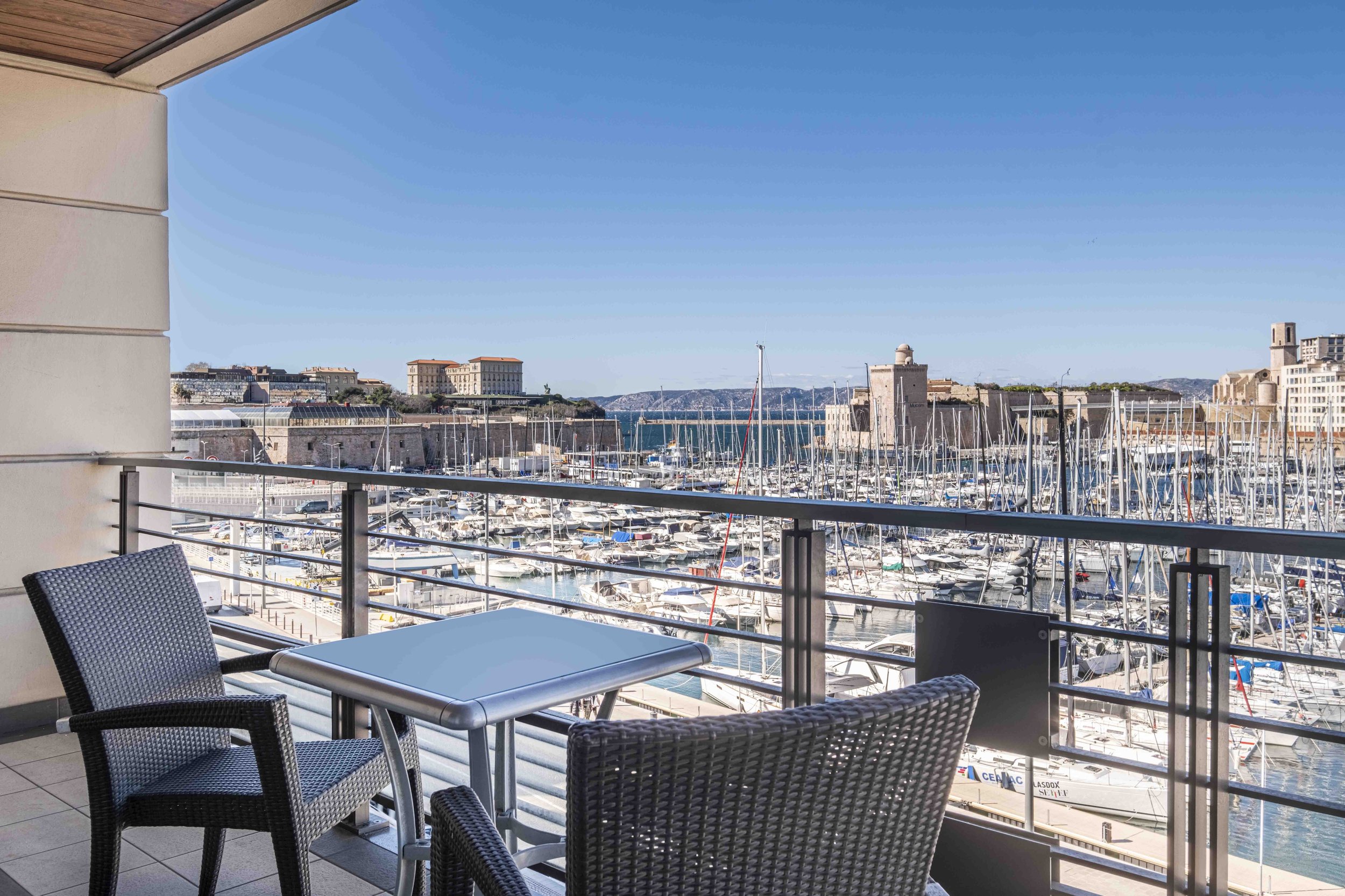  Radisson Blu Marseille, design intérieur, reportage photo, chambres d'hôtel de luxe, Méditerranée, confort, élégance, design contemporain. 