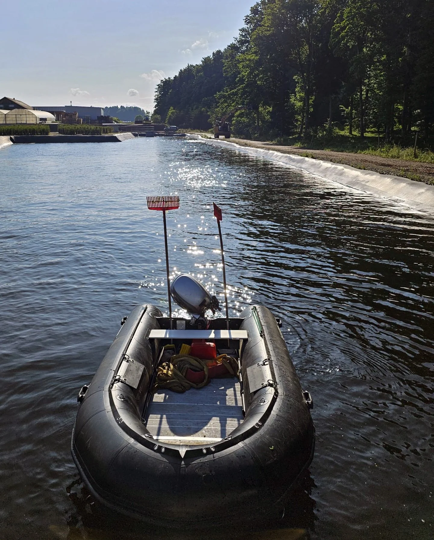 &laquo;Grossreinemachen&raquo; &ndash; wir sind mit dem Boot auf unserem Bew&auml;sserungsteich unterwegs und befreien diesen von Pflanzen und Verunreinigungen. Auch der Bagger erweist uns dabei gute Dienste.

Der Teich fasst 12 Millionen Liter und i