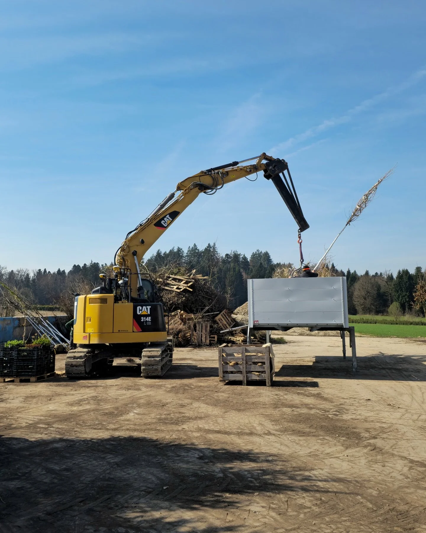 Effiziente Logistik.

Dank unserem Wechselpritschensystem sind wir immer einen Schritt voraus: Die n&auml;chsten Touren k&ouml;nnen schon vorab geladen werden. Dadurch sparen wir Zeit und k&ouml;nnen in der Saison mehr Transporte realisieren. 

#baum
