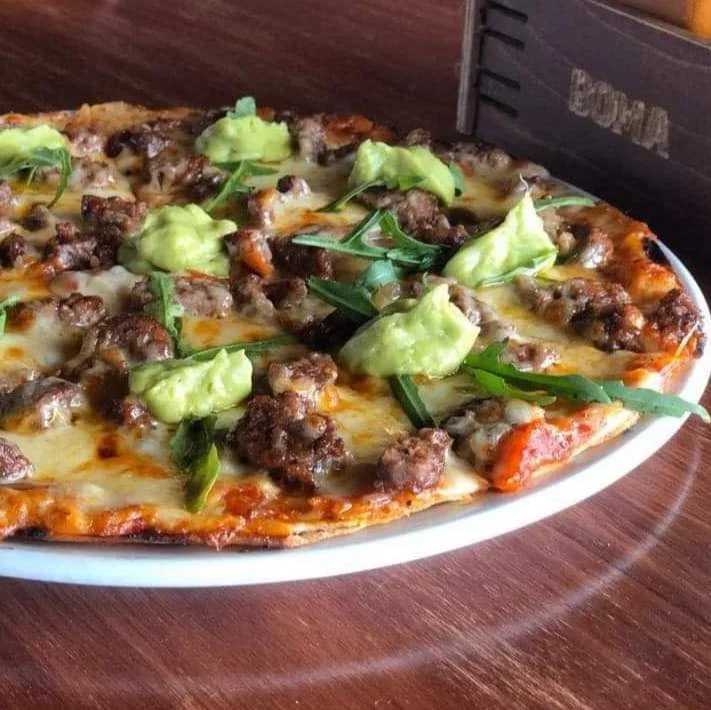 So many pizzas to choose from! On Thursdays, buy two and get 50% off the cheapest pizza! 🍕🍕 

Click the link in bio to view our menu.

#theBOMA #drinkswithfriends #midlandsmeander #foodbar #playareaforkids #craftbeer #RUGBY #stivesboma #pizzapizzap