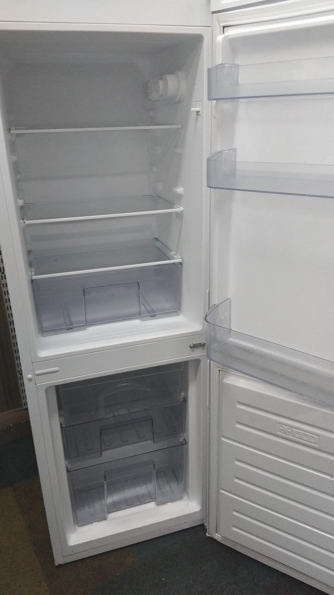 Fridgemaster LF1450W fridge freezer open.jpg