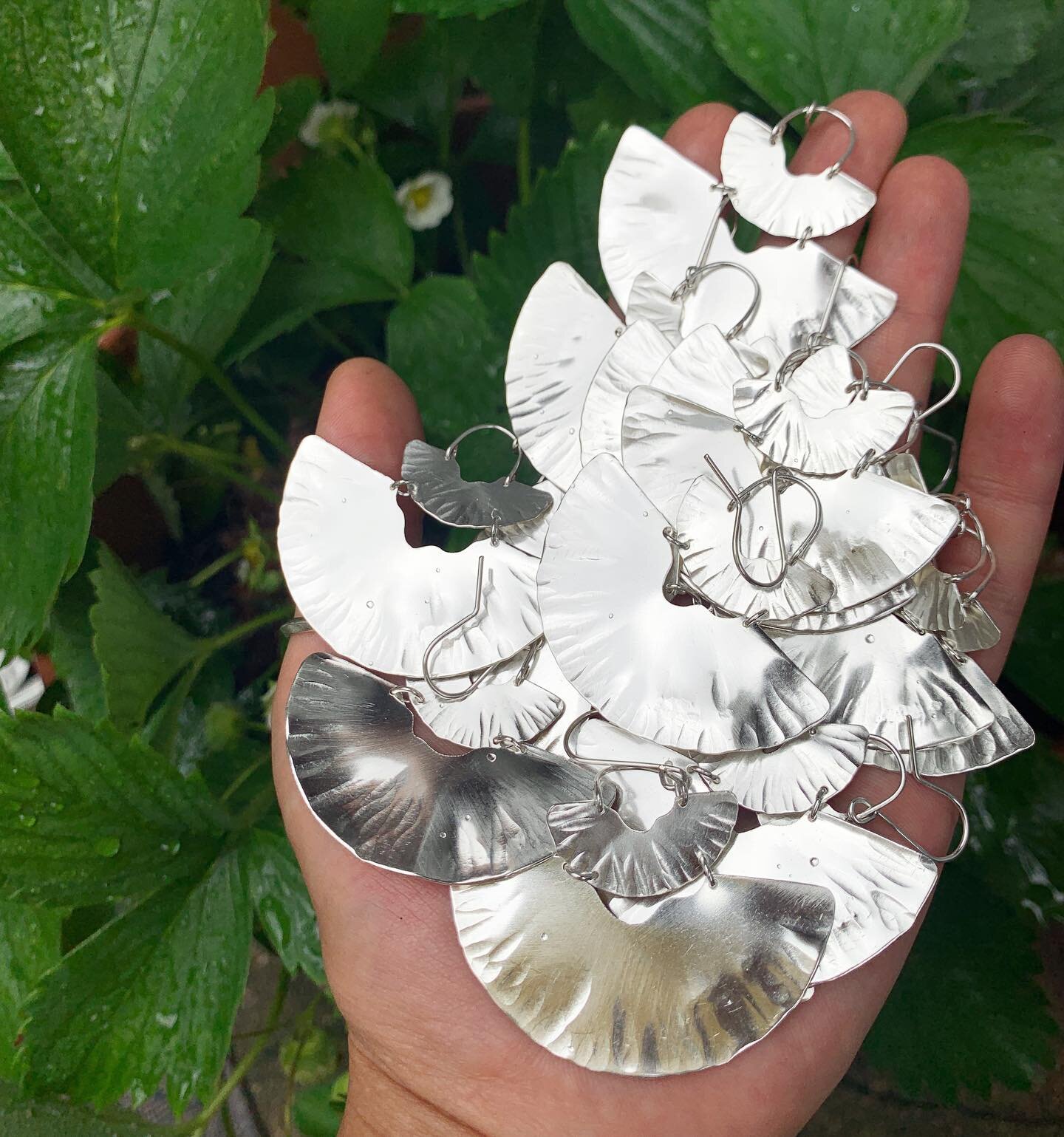 Rainy days call for a handful of sun therapy earrings 🌦

Really loving this weather though. I needed a break from the heat&hellip; and look at those strawberry blooms!! 

These earrings are off to the @philamuseumstore 💌