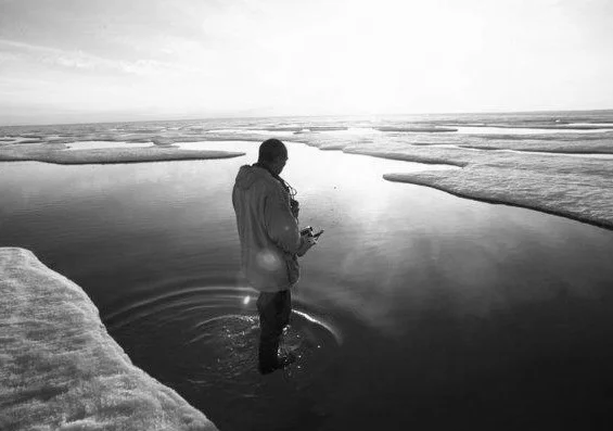 An Inuit guide carrying my underwater camera on se.JPG