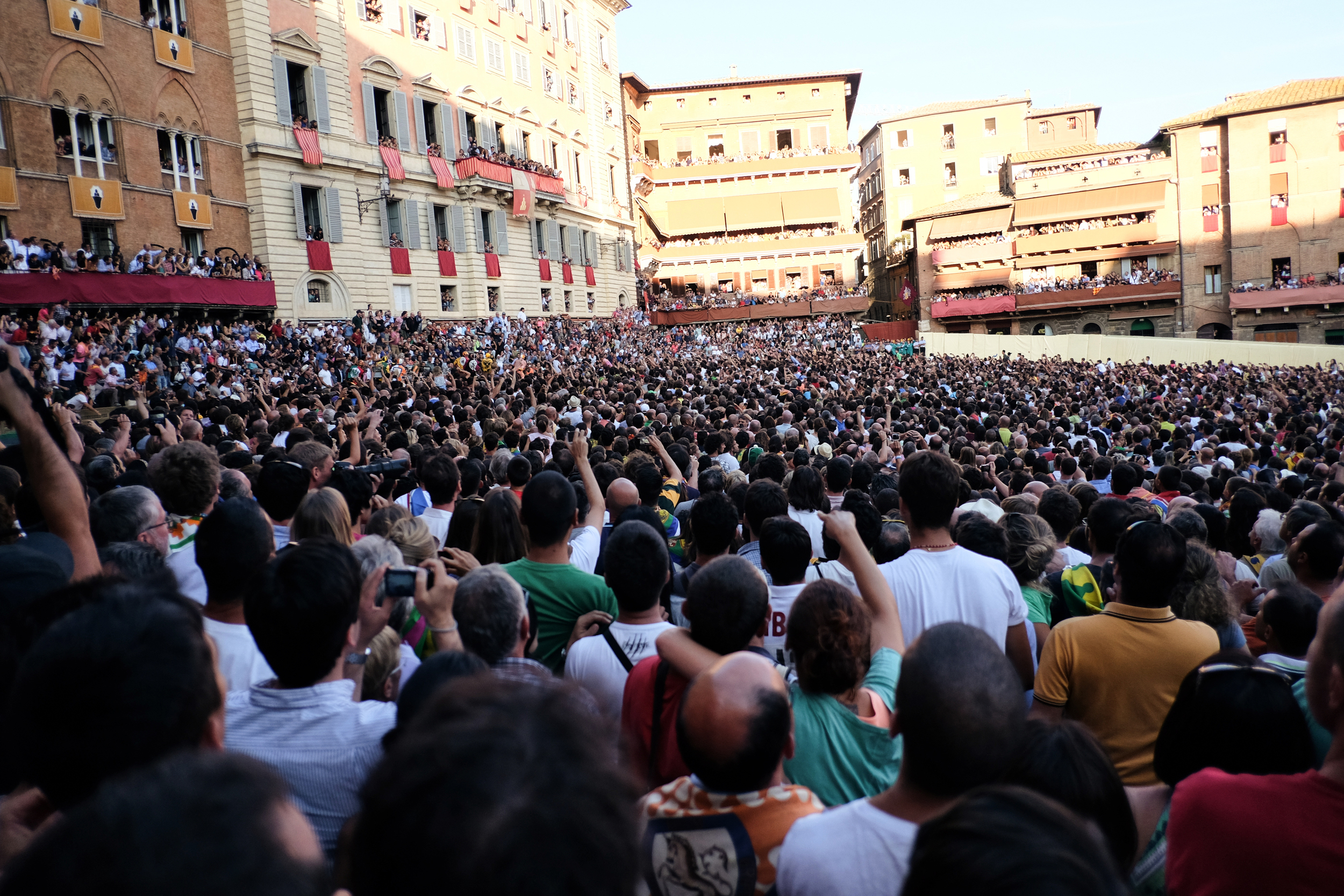 The centre of the city becomes one big megaphone as the crowd cheers on the jockeys. 