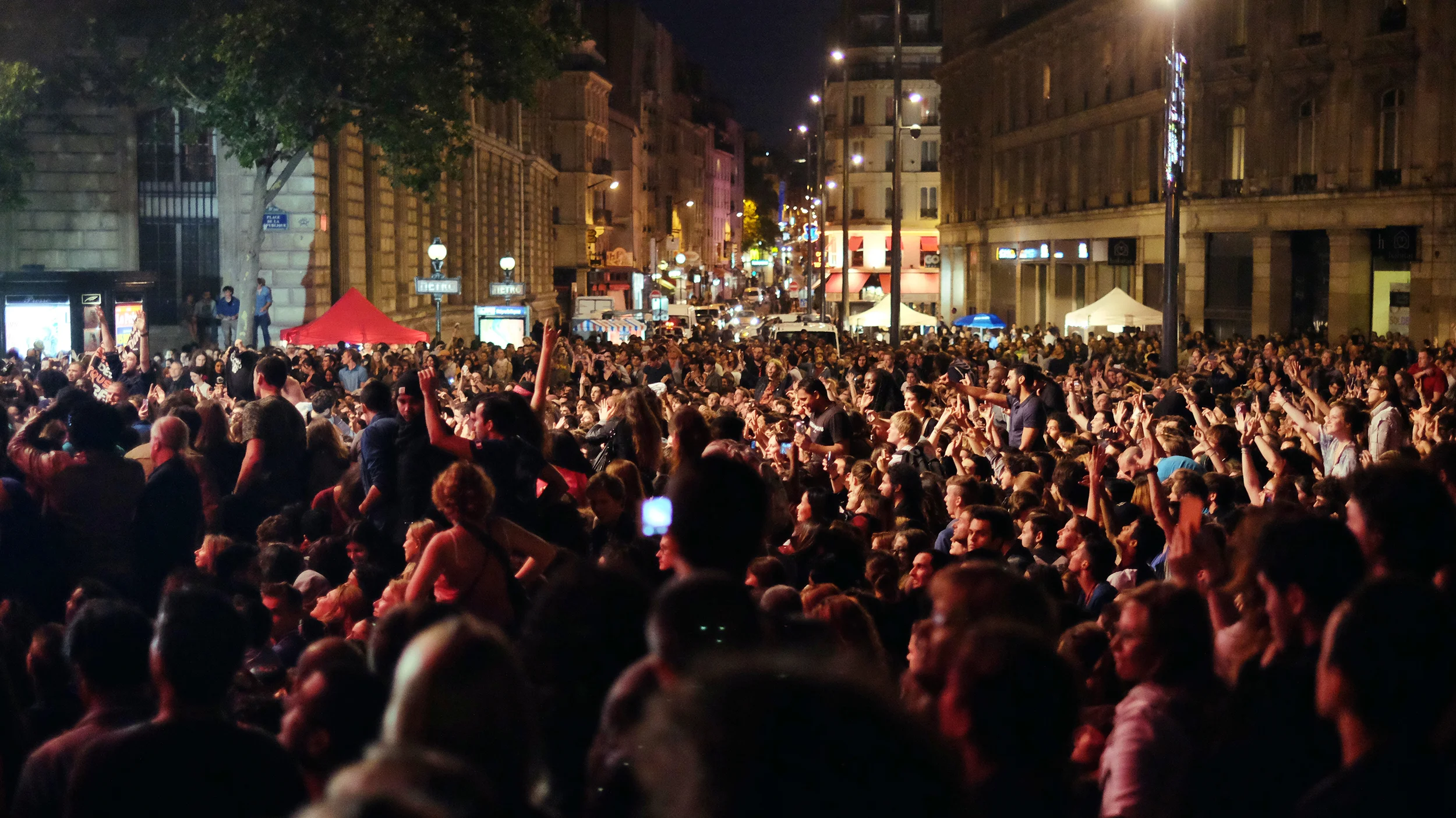 pariscrowd.jpg