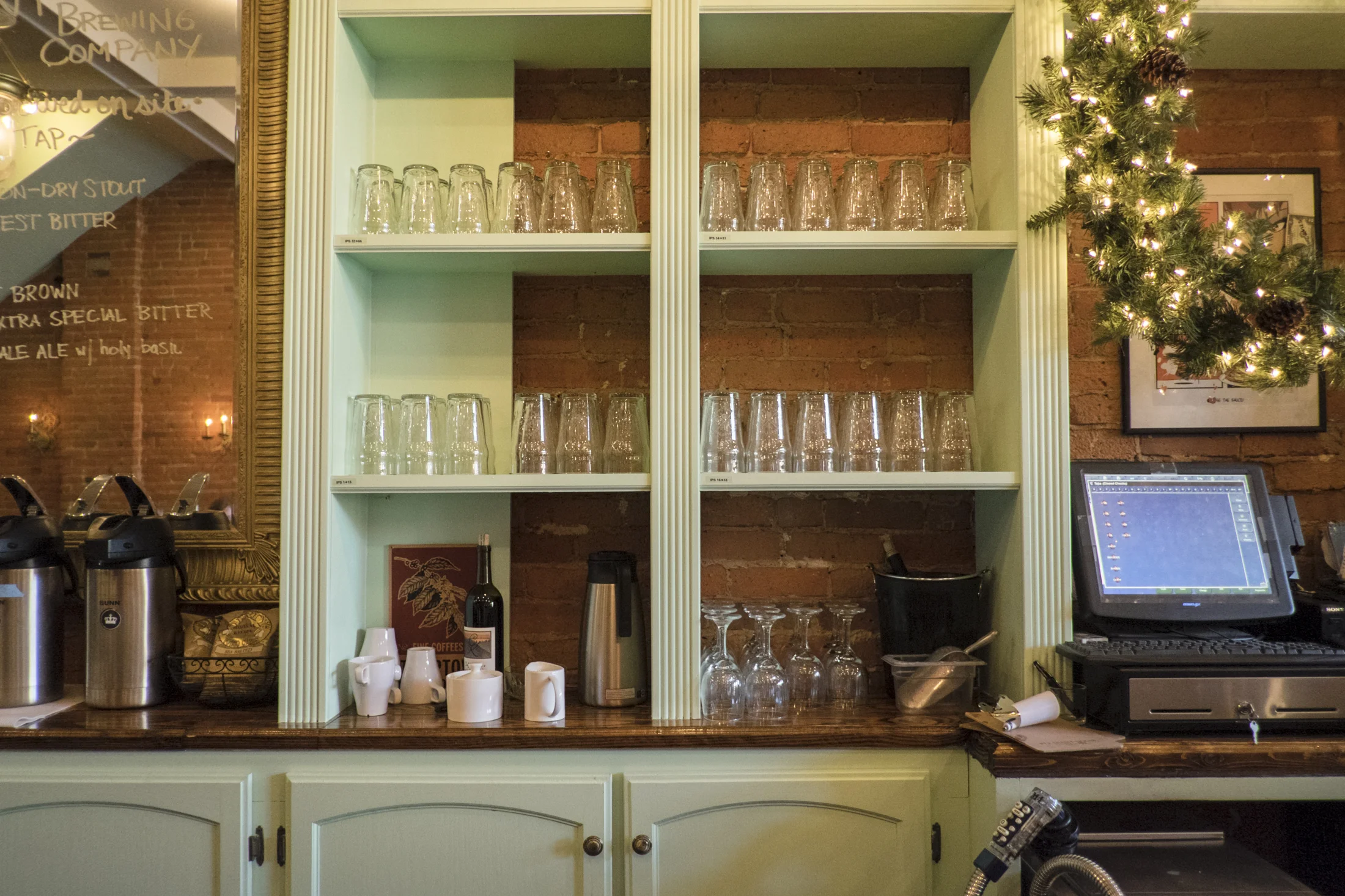  A mint green accent makes the bar pop.&nbsp; 