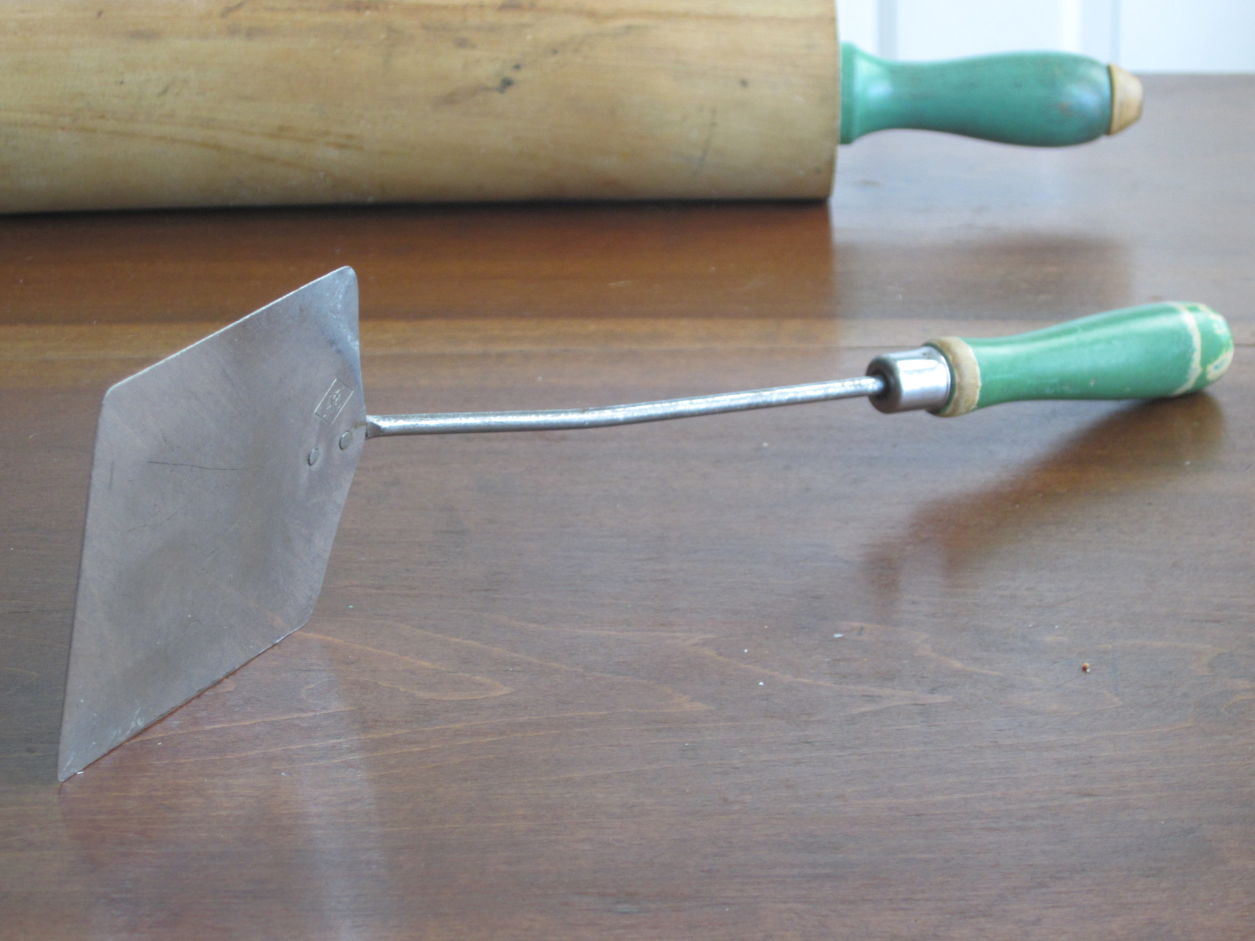 Guess what they call a spatula in British English? (This specimen is from my own collection of vintage kitchen utensils).