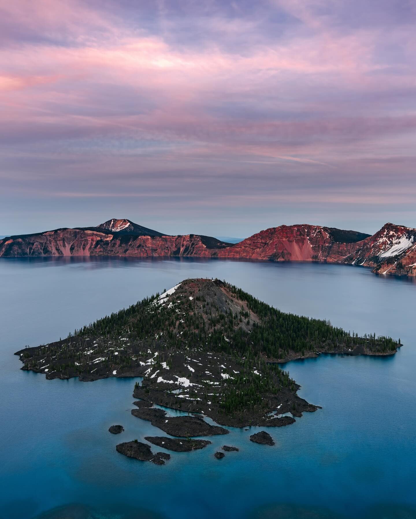 🌄 HAPPY NEW YEAR 🎇 

After finding some timelapses of Crater Lake last night, for my New Years Eve Reel, I came across a few of my favorites images from up there. This image was close to this same time of year a couple laps ago.

This place stole m