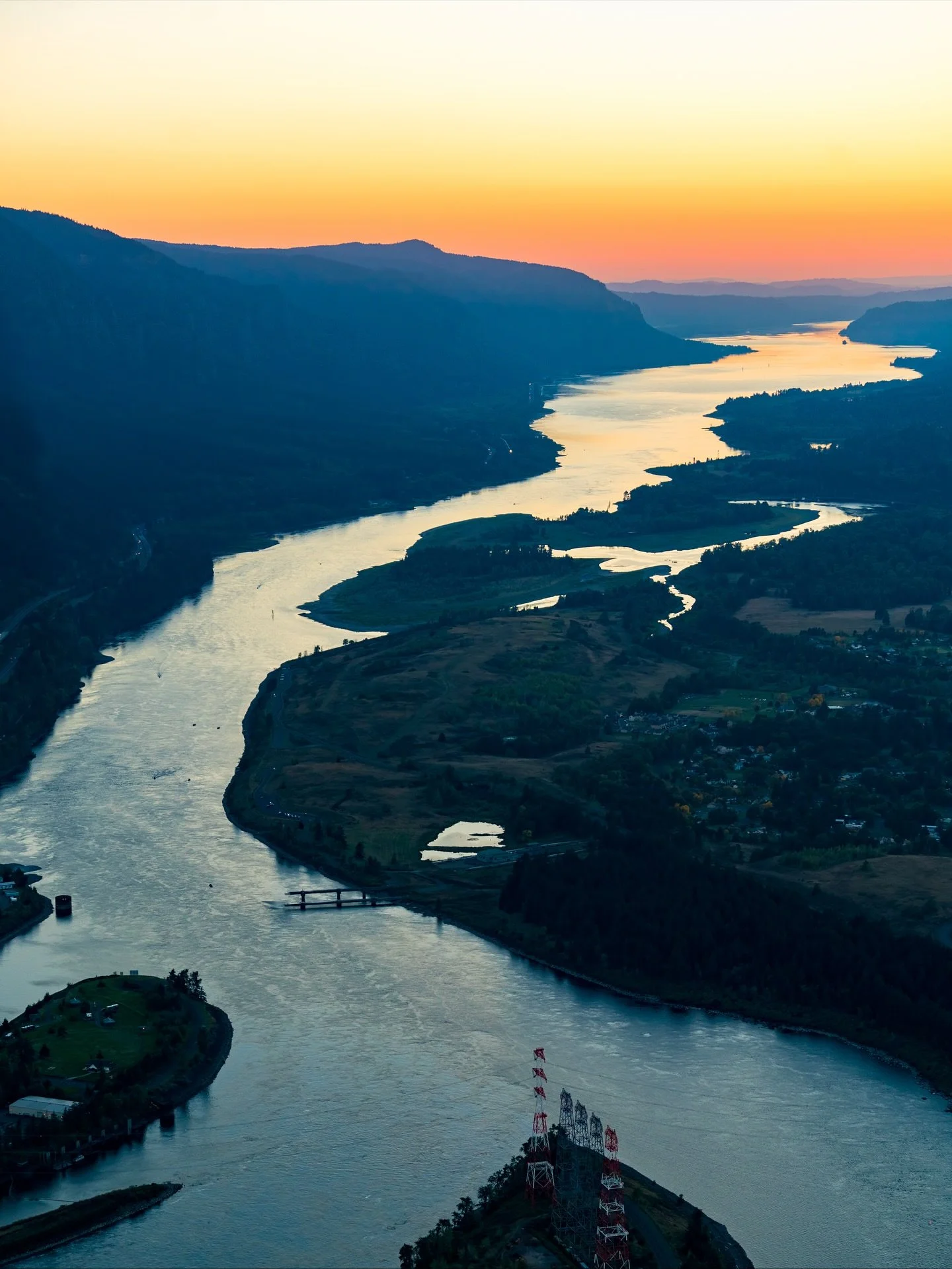 OREGON feels like stepping through a dozen worlds in a single day. Morning in the mountains, the air so sharp and cold it bites, carrying the clean scent of pine and woodsmoke. By noon I&rsquo;m standing on a cliff above the Pacific, salt spray sting