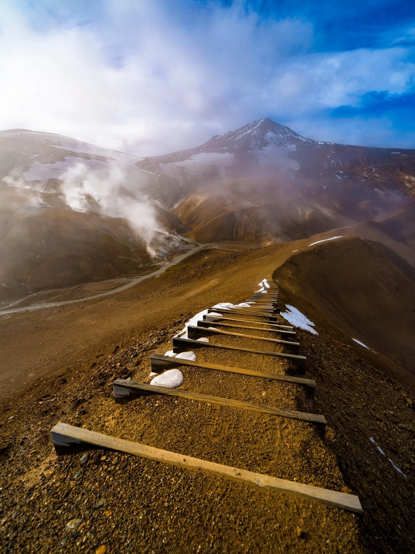 IMPLIED LINES in nature, framing a quiet box for the eye to travel smoothly and with intention. A form of art meant to evoke emotion, to invite escape, if only for a moment. Have a glorious day, friends.