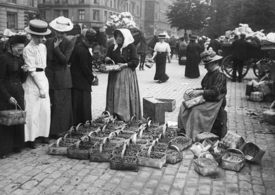 Grønttorvet - the food market on the square about 1900