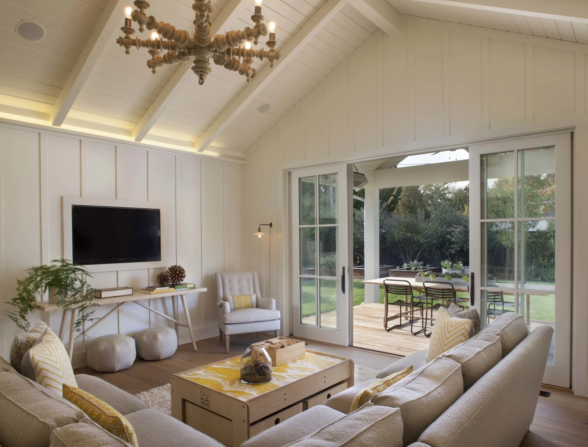 Modern Farmhouse: Family Room 3