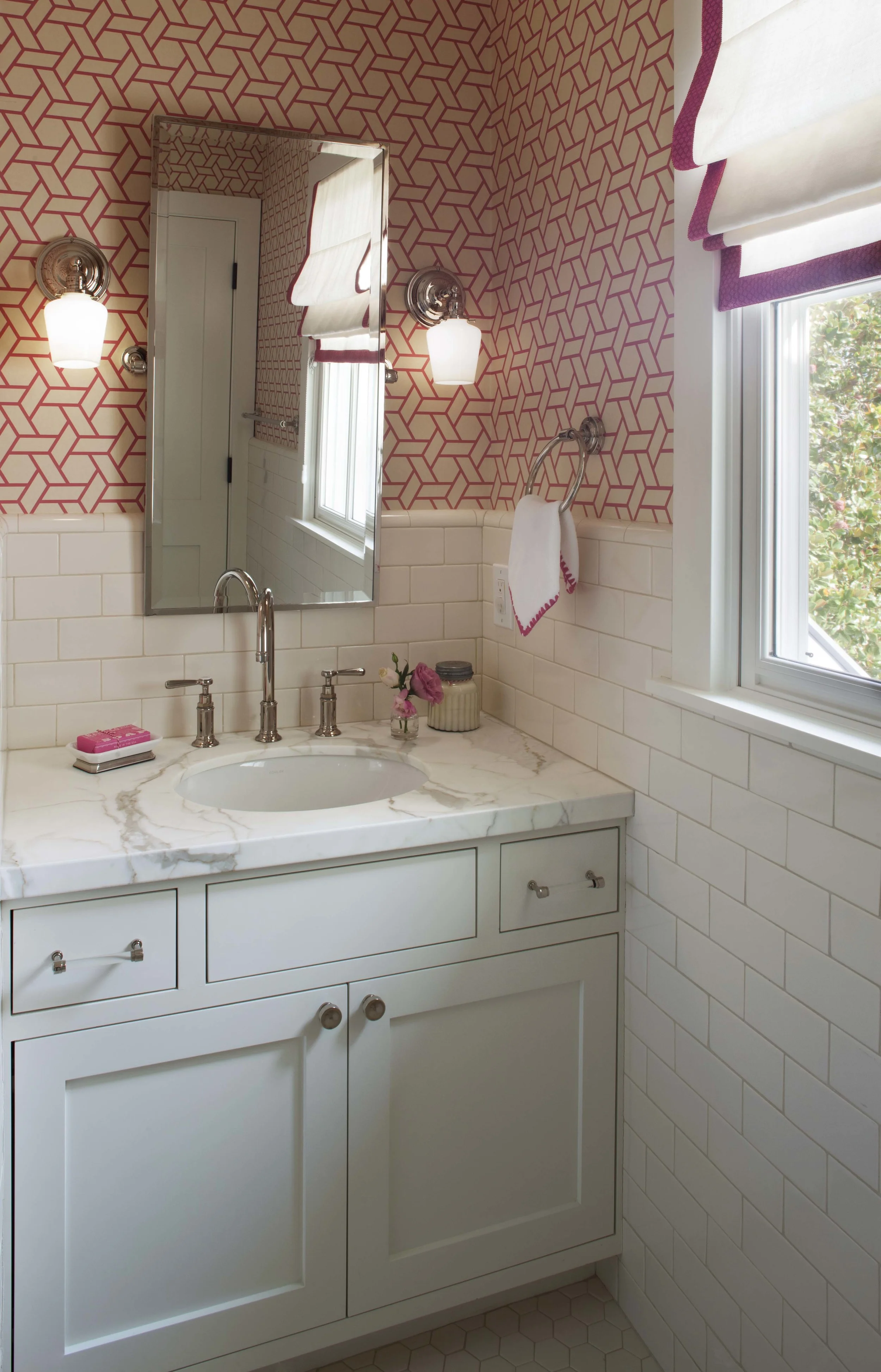 Modern Farmhouse: Girl's bath 2