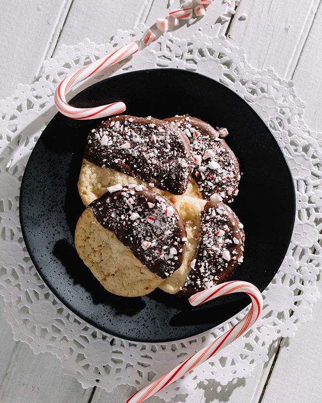❄️ These peppermint &amp; chocolate cookies got it lookin&rsquo; like candy cane lane around here. ❄️
.
.
.
#christmascookies #christmastime #cookiesofinstagram #cookiedecorating #delicioustreats #homebaker #stl #stlouisgram #foodpicsbruh #foodphotog
