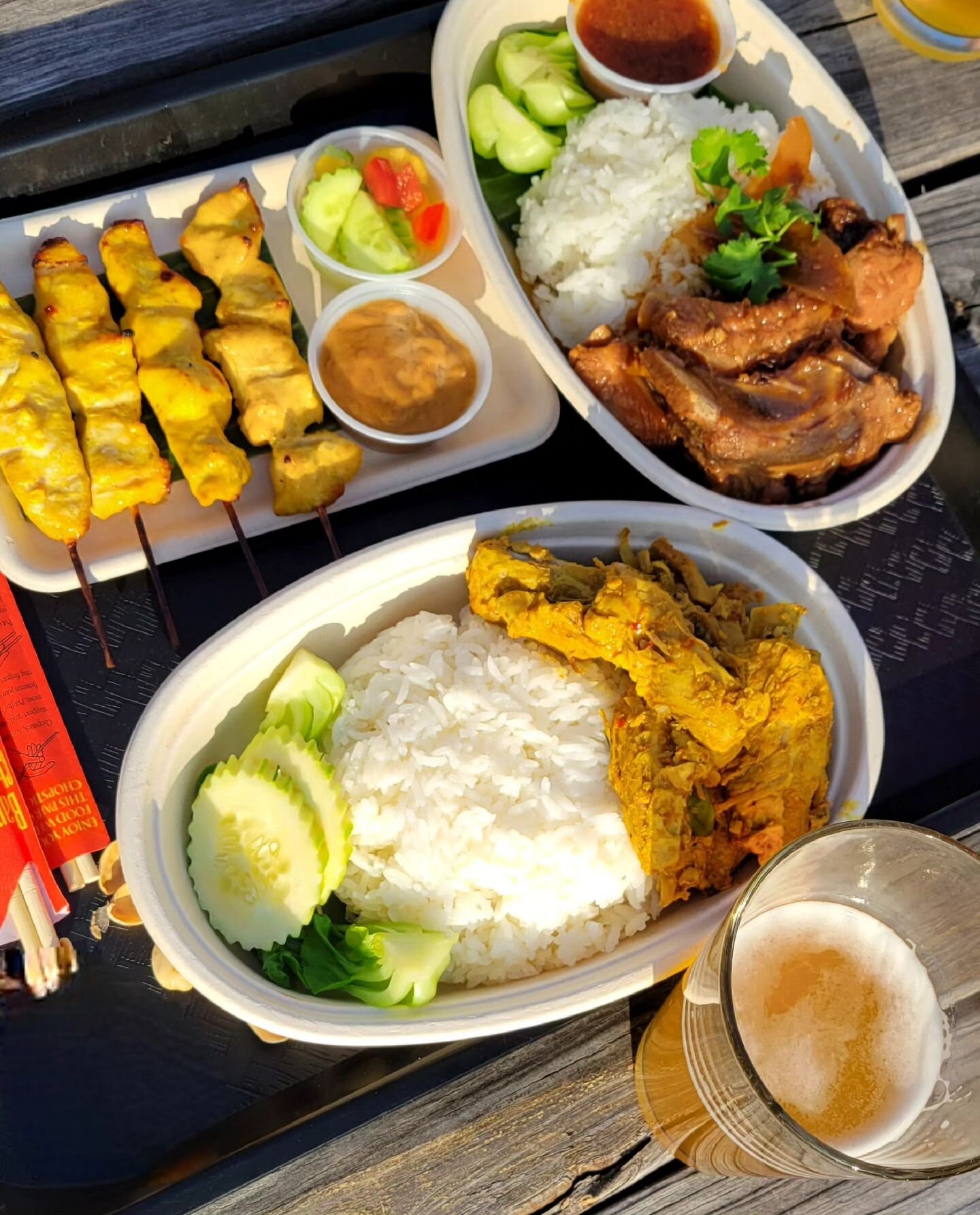 Yummmmm, how about some pork ribs from @neenee0819 and English Summer Ale outside in The Courtyard? 

We are open today 12-6!

See you soon!

#rushingduck #duckin #spring #englishsummerale #drinklocal #neeneeskitchen #thaifood #rdmusicseries #mattmom