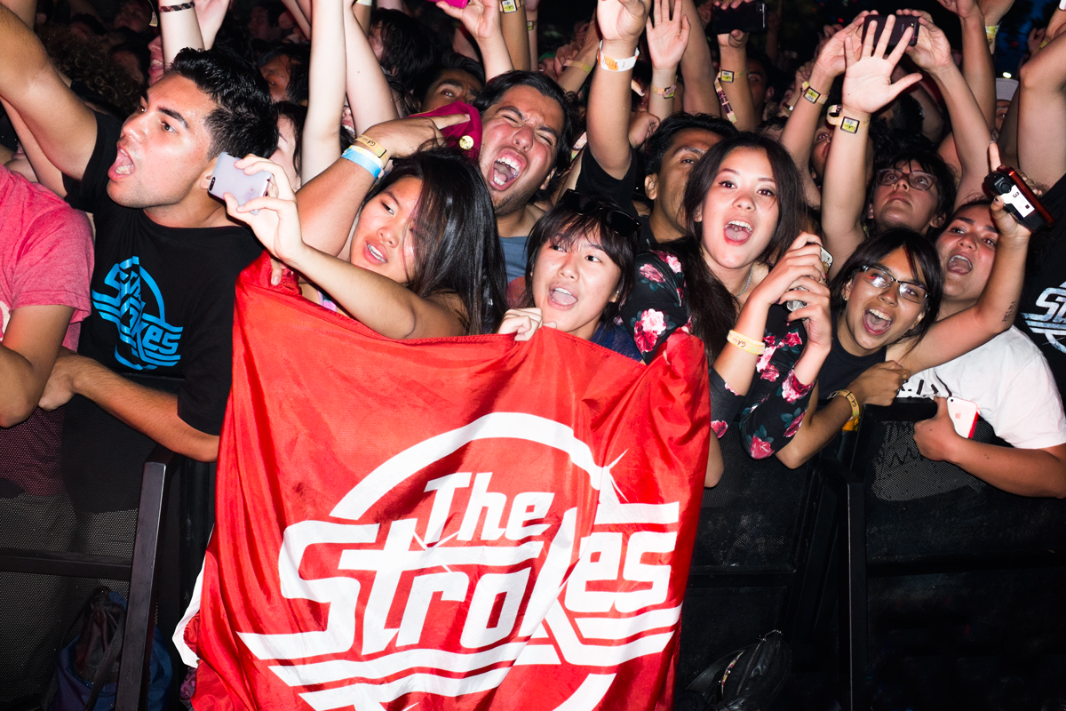 (16) The-Strokes_Fans_2.jpg