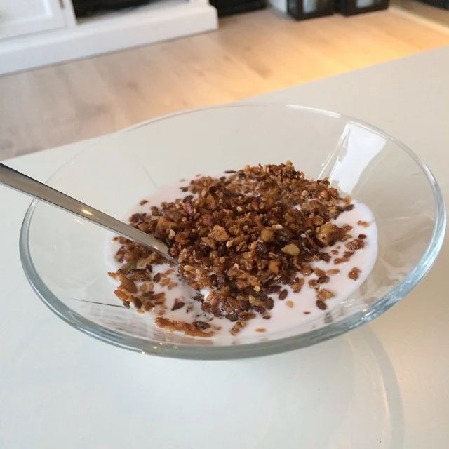 Her spiser jeg muslien sammen med tyrkisk yoghurt som er blandet med litt funlight