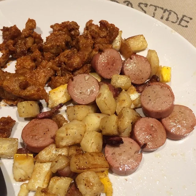 Her bruker jeg det sammen med kjøttdeig som jeg har blandet med BBQ saus (oppskrift finner du lengre nede her) og karbofrie pølser.