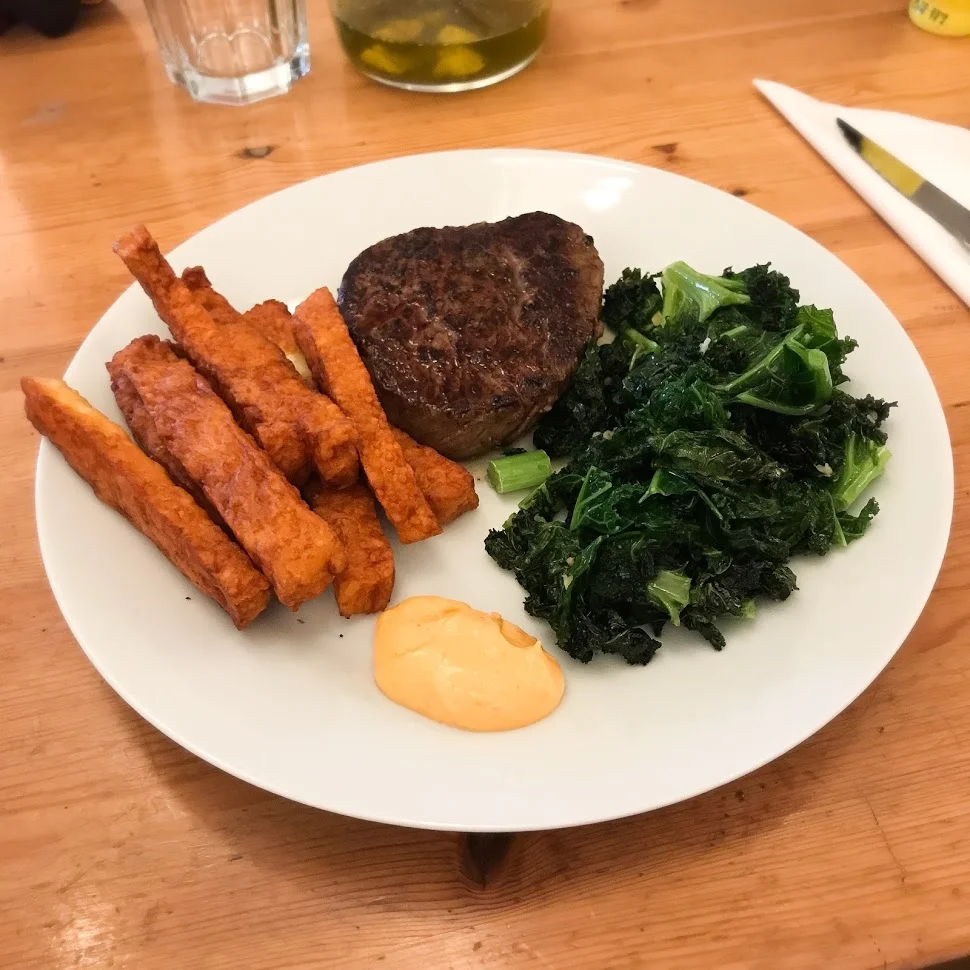 Halloumifries, indrefilet, smørstekt grønnkål med hvitløk og chilimajones! Et helt fantastisk måltid.