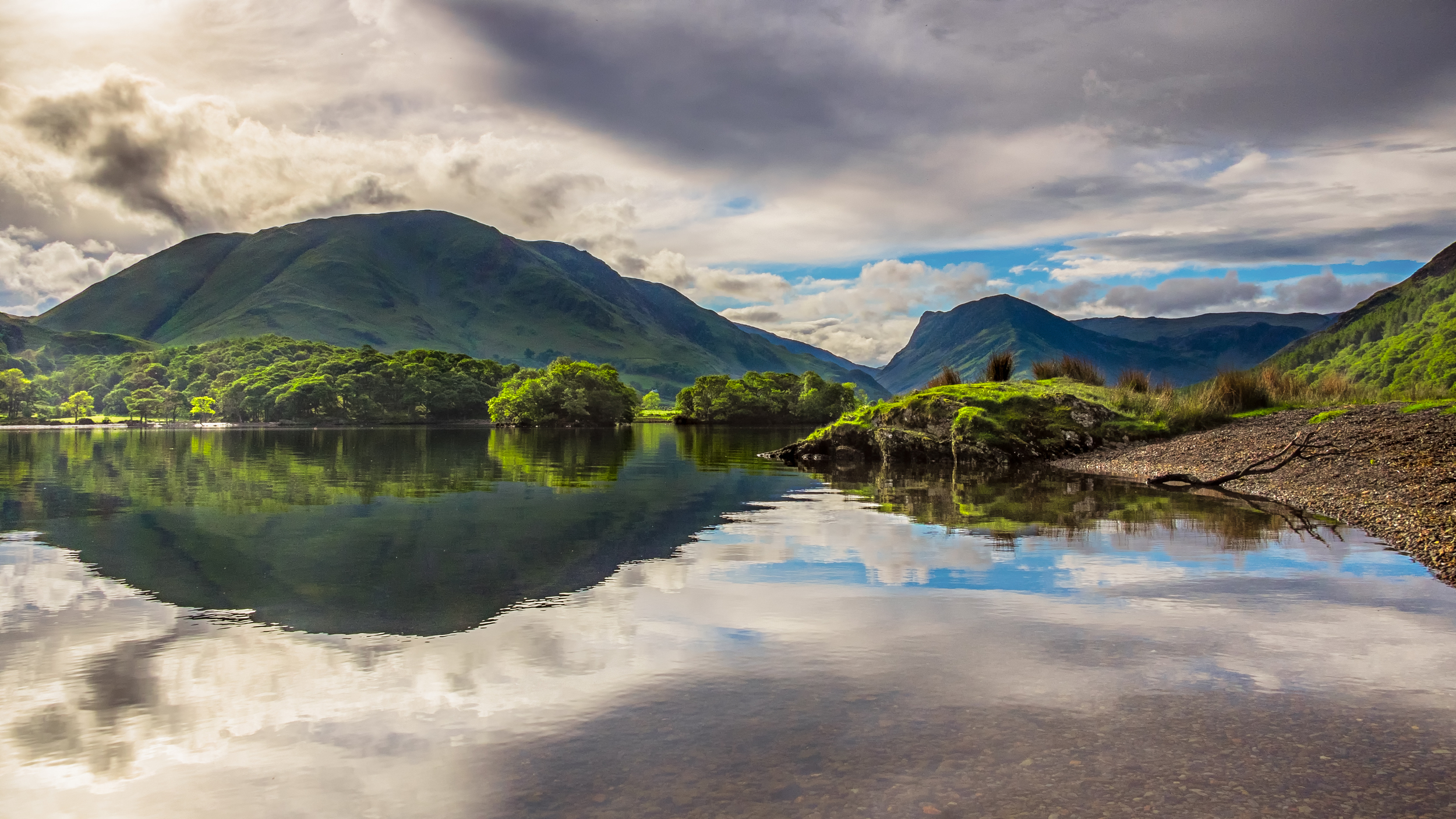 Crummock Water bathed in morning light. Fujifilm X-T1 + 18mm f/2 @ f/16. ISO200. 1/250.
