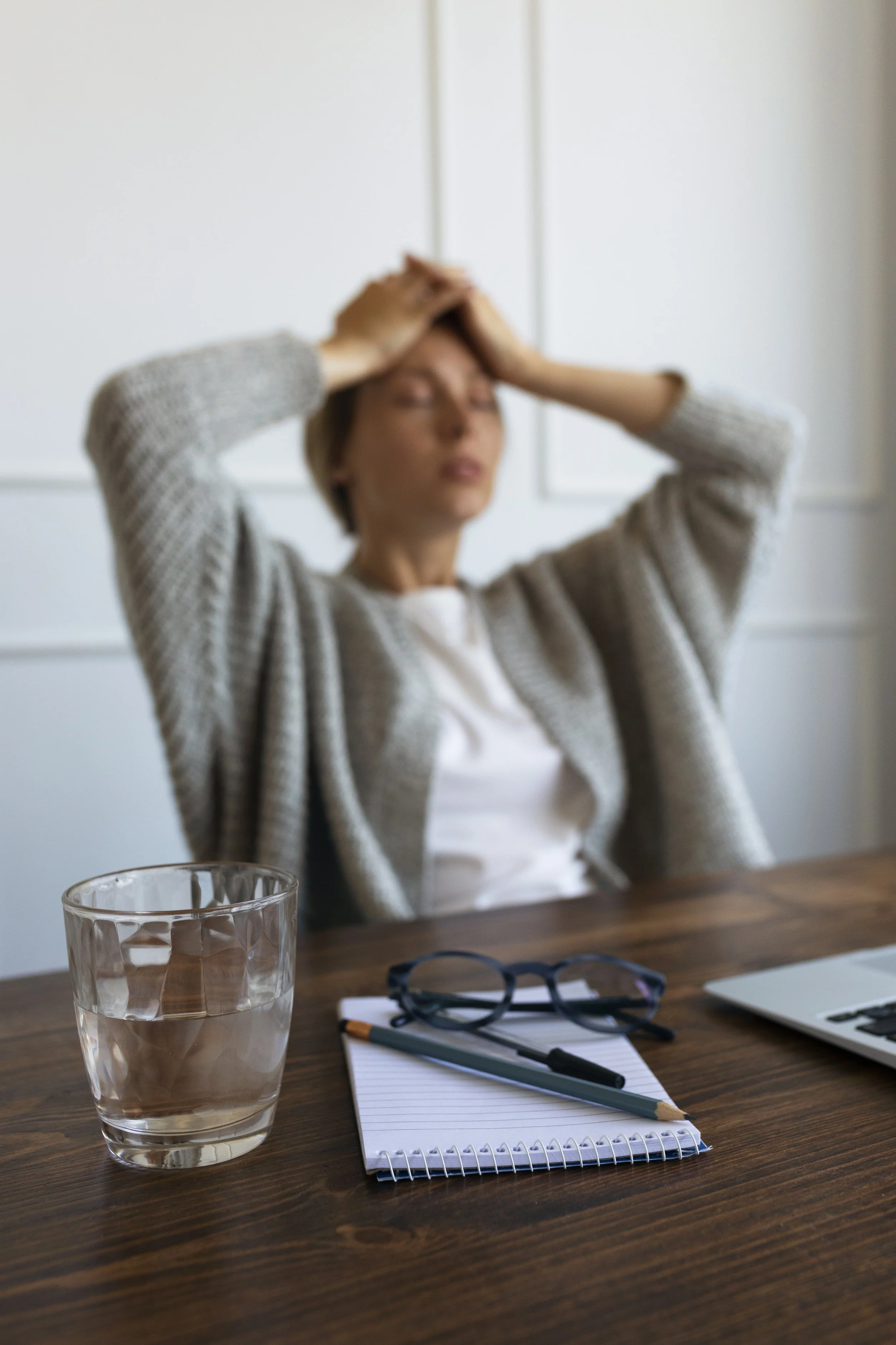 medium-shot-wazige-vrouw-zittend-op-een-stoel.jpg