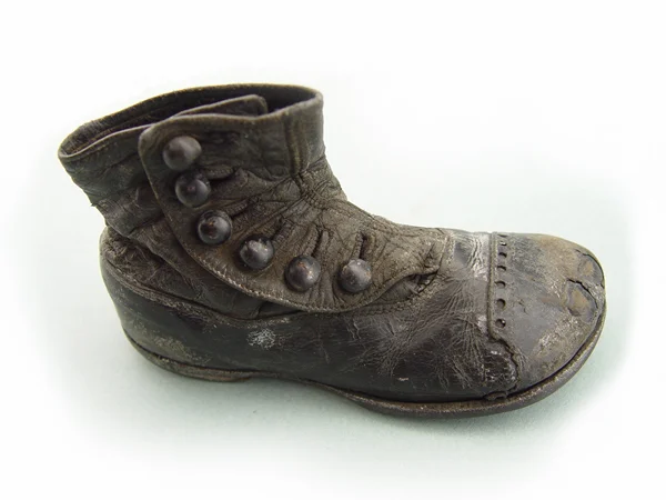 I forget now where on the web I spotted this boot. I think it may have been found preserved in the mud of the Thames foreshore. It was the final piece in the clothing puzzle and I used it as inspiration for the girl’s own little boots!