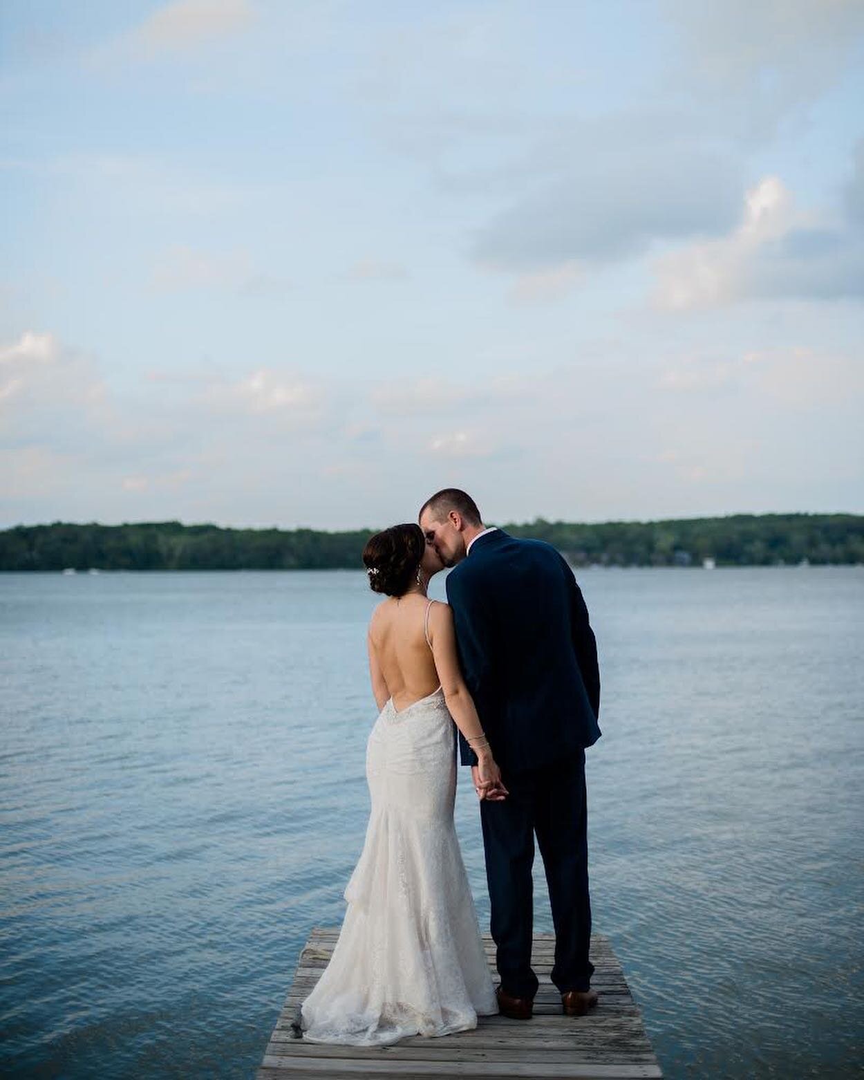 I miss summer and lake weddings 😍 side note, I'm ISO of some awesome couples looking to elope, who need a rad photographer to travel with them (me) shoot me an email and we can setup a competitive rate 👀 #destinationphotographer #baypointeinn #trav