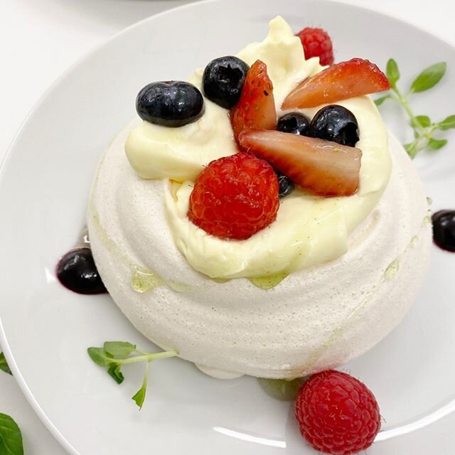 Pavlova Please! 🌱🍓This show-stopping meringue dessert is just the right amount of sweet. Crisp on the outside and marshmallow fluffy on the inside, it's the perfect dinner party combination of grace and beauty.
.
.
.
#catering #food #event #instafo